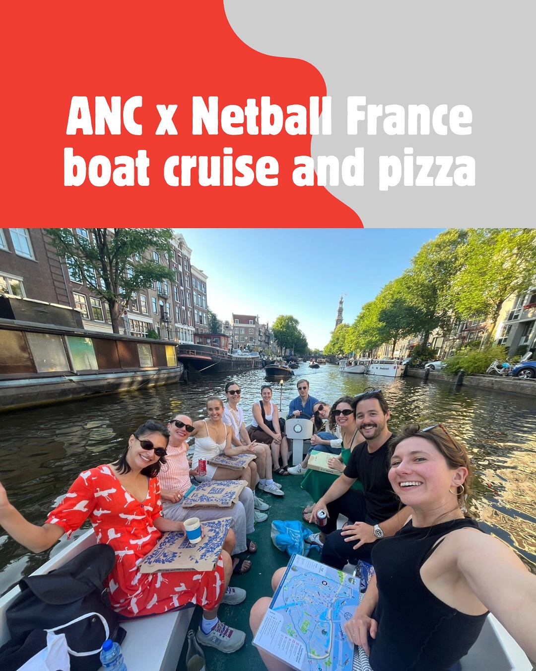 To welcome @netballfrance to Amsterdam, our Social Sec @jessfech organised dinner on the canals! Can you be more Amsterdam? We rented boats, assigned captains and explored our beautiful city on the water together ⚓️
