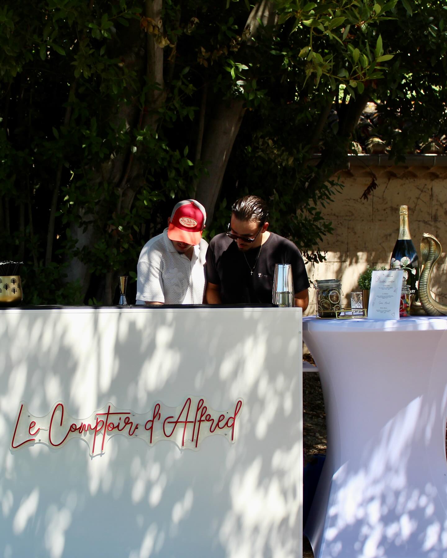 Vos barmans privés vous préparent un cocktail…
Réservez votre devis gratuit sur notre site internet en bio !
#bar #cotedazurfrance #alpesmaritimes #barmanprivé #cocktailsprive