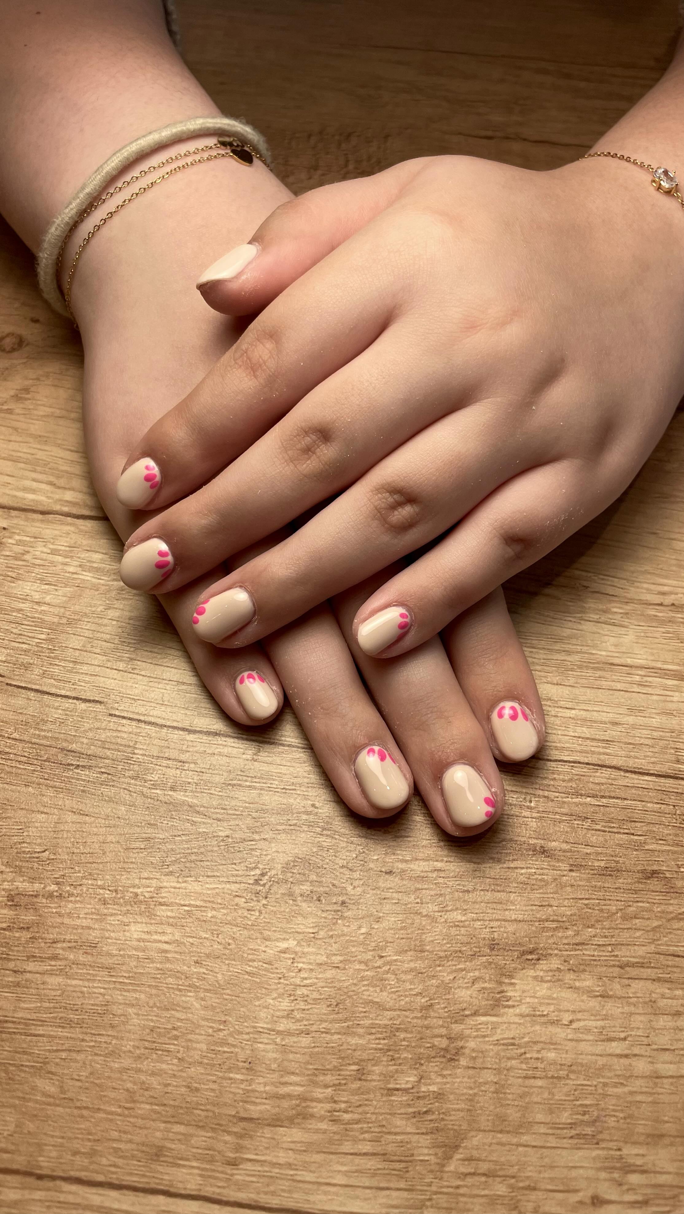 Zachte nude tinten met een subtiel roze accent.
Ideaal voor een frisse en zomerse look. 💅🌸
Simpel, elegant en perfect voor de zonnige dagen.
#summernails #nailinspo #nudenails #pinkdetails #manicuretime