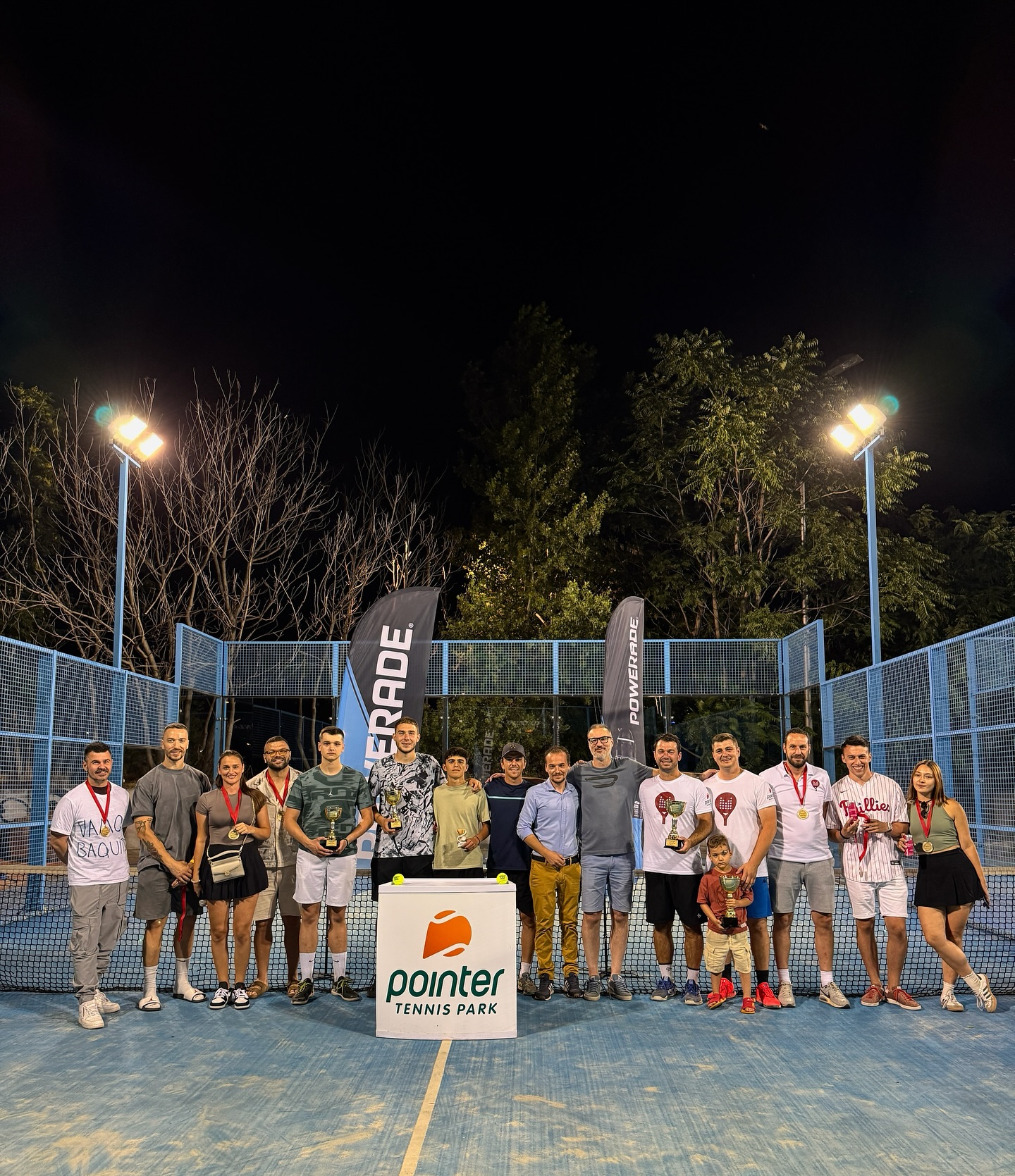 Турнир што ќе се памети 🙌🏽
Од врвни мечеви, до убава музика 🎧, превкусна храна 🍔, освежителни пијалоци 🍹и одлична дружба и забава 🪩
Големо браво до сите натпреварувачи за спортскиот дух и борбата, голема благодарност до спонзорите за врвната подршка и публиката што создаде незаменлива спортска атмосфера.
Ви благодарам што бевте дел од оваа спортско-забавна приказна и едвај го чекаме следното издание! #padel #padelandparty 💛