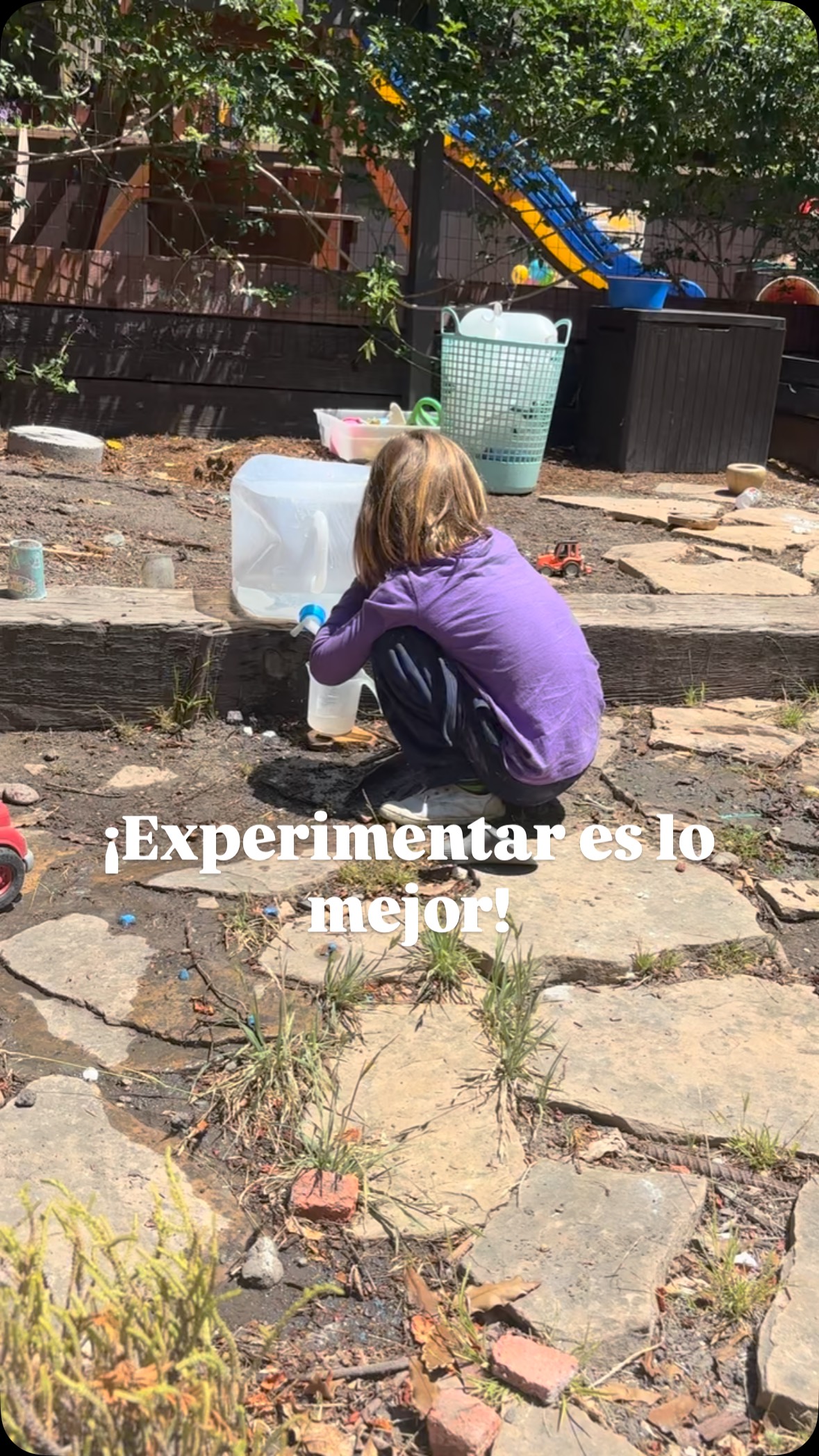 Experimenting is the best! Anything you can do in English can be done en español! Vocab: bicarbonato, vinagre, explosión, agua, masa. What do your kids like to experiment with?