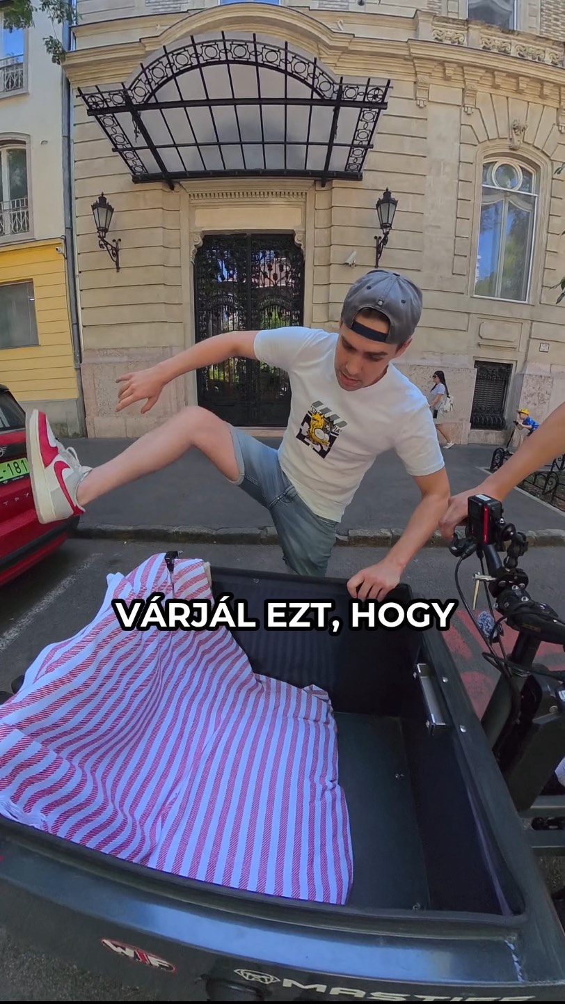 Szerinted mire gondolhatott?👀
#wantopfutár #wtf #futár #futárszolgálat #munka #kiszállítás #munkalehetőség #gyorsfutár #szállítás #bicikli #delivery #biciklisfutár #deliveryguy #cyclinglife #deliveryheroes
