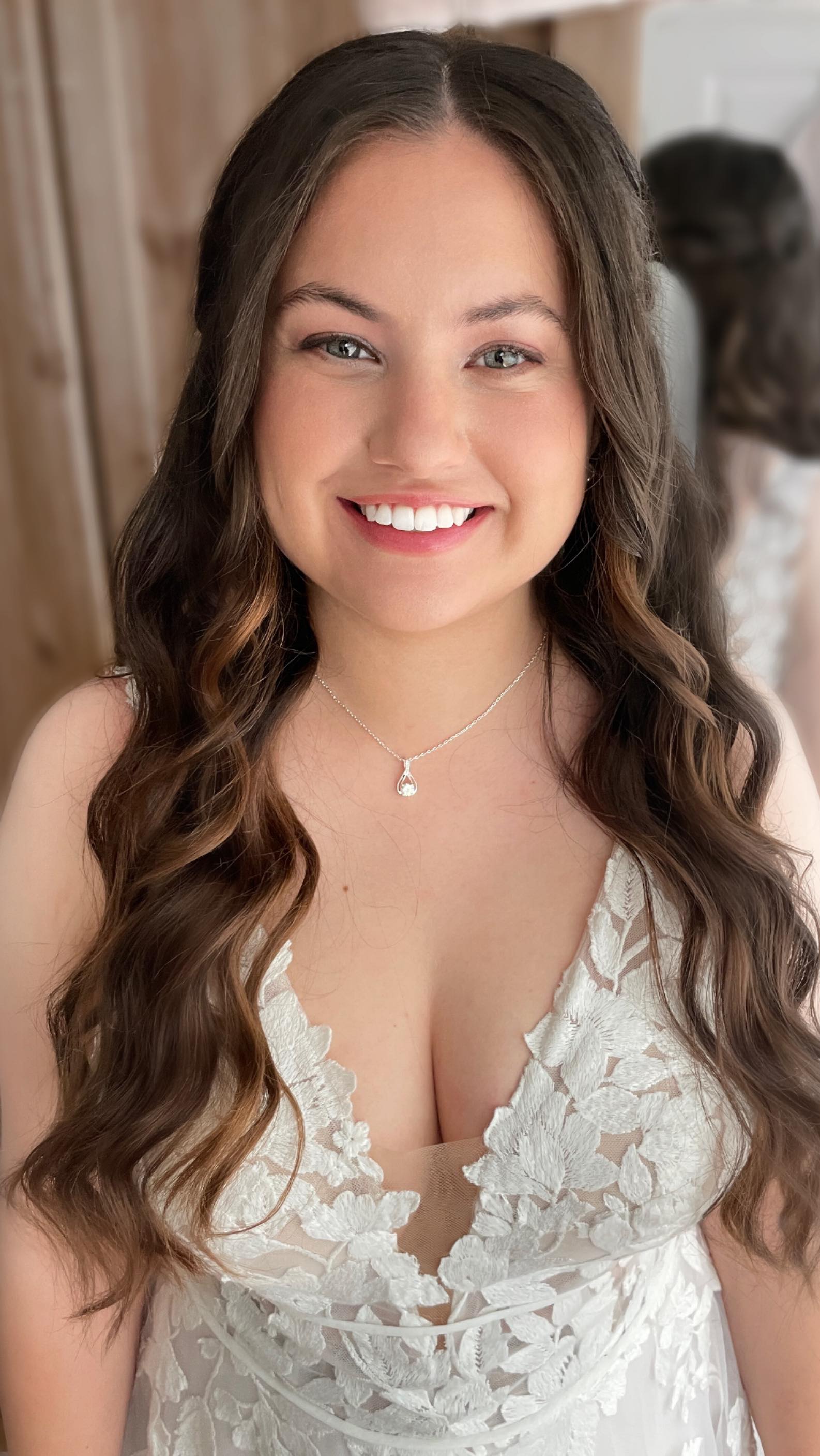 Get ready with us for lovely Megan’s wedding in #dorking on route to @de_vere_horsley_towers last Saturday ❤️
#hairbyme #makeupbyme #weddinghairandmakeup #surreybride #surreyweddingsuppliers #veganmakeup #bridalhair #bridalmakeup #naturalbridalmakeup #waveyhair #naturalbridalhair #weddinghair #dorkingwedding #horsleytowers