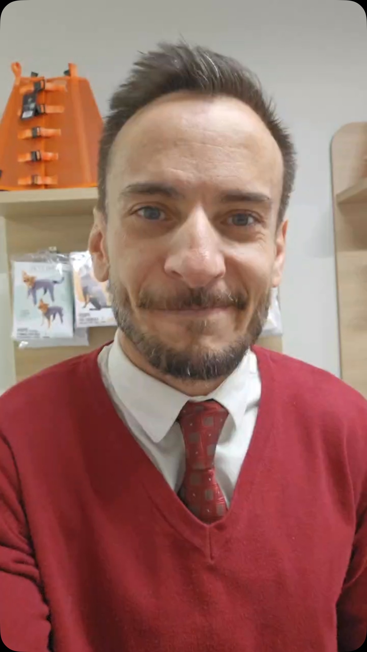 Cuidado com o que você passa no seu pet!
Seu melhor amigo merece o melhor. Cuidado com produtos falsificados ou de origem duvidosa na internet! Eles podem parecer uma economia, mas o barato pode sair MUITO caro para a saúde do seu animal.
Por que se preocupar?
- Ingredientes perigosos: Falsificações podem ter substâncias tóxicas, causando reações graves e intoxicações.
- Contaminação: Produtos clandestinos não seguem normas de higiene, podendo estar contaminados com bactérias e fungos.
- Ineficácia: Além de perigosos, esses produtos simplesmente não funcionam.
Como se proteger?
- Compre de fontes confiáveis: Prefira pet shops, clínicas veterinárias ou sites oficiais.
- Desconfie de preços muito baixos: Se o valor for muito abaixo do mercado, ligue o alerta!
- Consulte o veterinário: Sempre converse com ele antes de aplicar qualquer produto no seu pet. Ele é a melhor pessoa para indicar o que é seguro.
A saúde do seu pet não tem preço! Não arrisque. Invista em produtos de qualidade e com procedência garantida. Seu amigo peludo agradece!
#PetPlace #PetSeguro #NaoCompreFalsificado #CuidadoComSeuPet #Alerta #SaudeAnimal