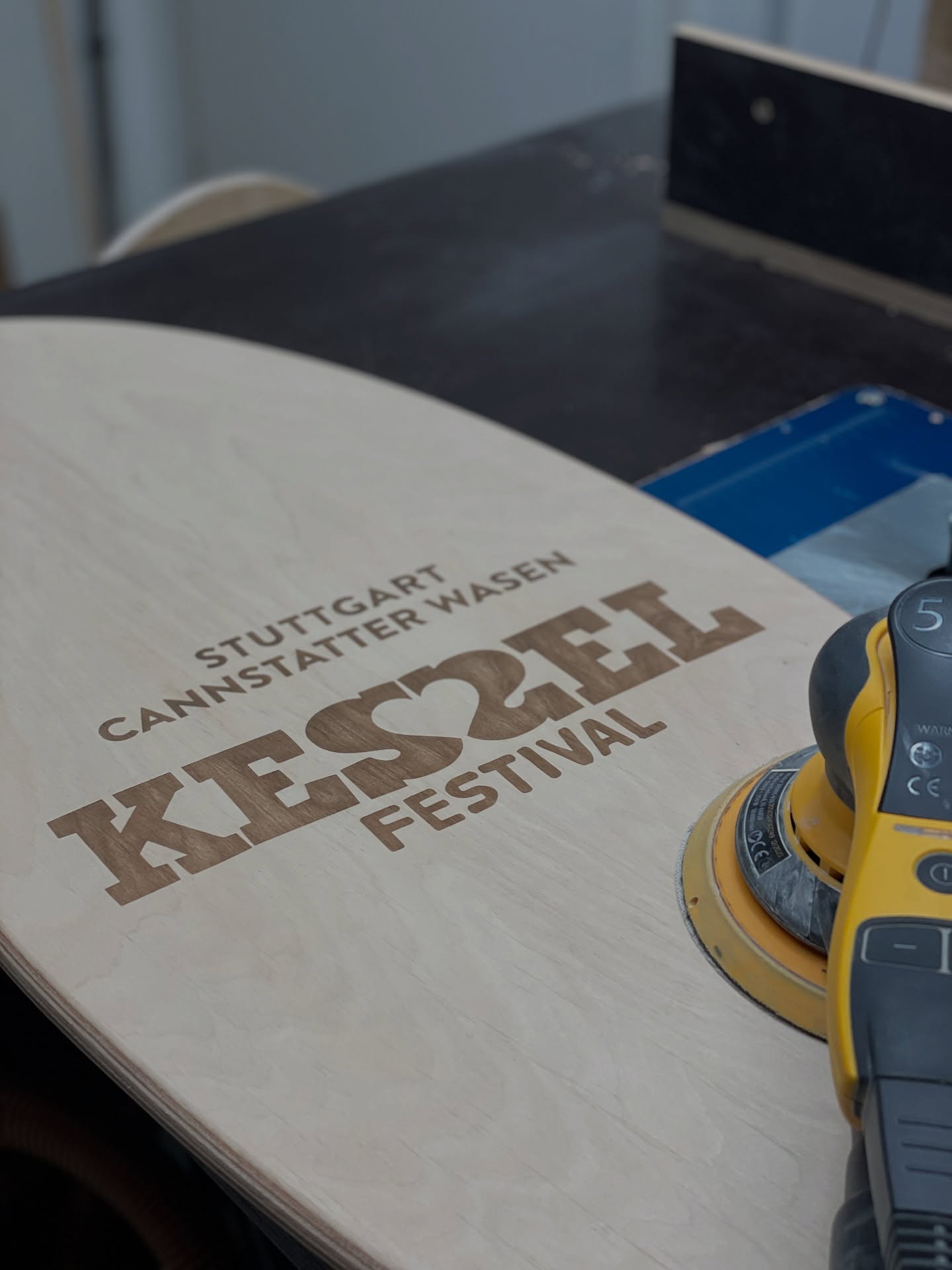 🎉 Wir sind dabei – beim KESSEL FESTIVAL in Stuttgart! 🎉
Und das Beste:
💥 Du kannst ein personalisiertes Balance Board bei der Tombola gewinnen! 💥
✔️ Handgemacht
✔️ Nachhaltig
✔️ Mit deinem Wunschmotiv
✔️ Und richtig viel Surf-Vibe 🌊🤙
Also: Komm vorbei, genieß das Festival-Feeling und sichere dir die Chance auf dein Unikat! 🍀
📍 Cannstatter Wasen | Stuttgart
📆 KESSEL FESTIVAL – Let’s gooo!
#kesselfestival #stuttgart #balanceboard #surfstylefever #gewinnspiel #tombola #handgemacht #personalisiert #supportlocal #nachhaltigleben #festivalvibes #handwerk #kessel