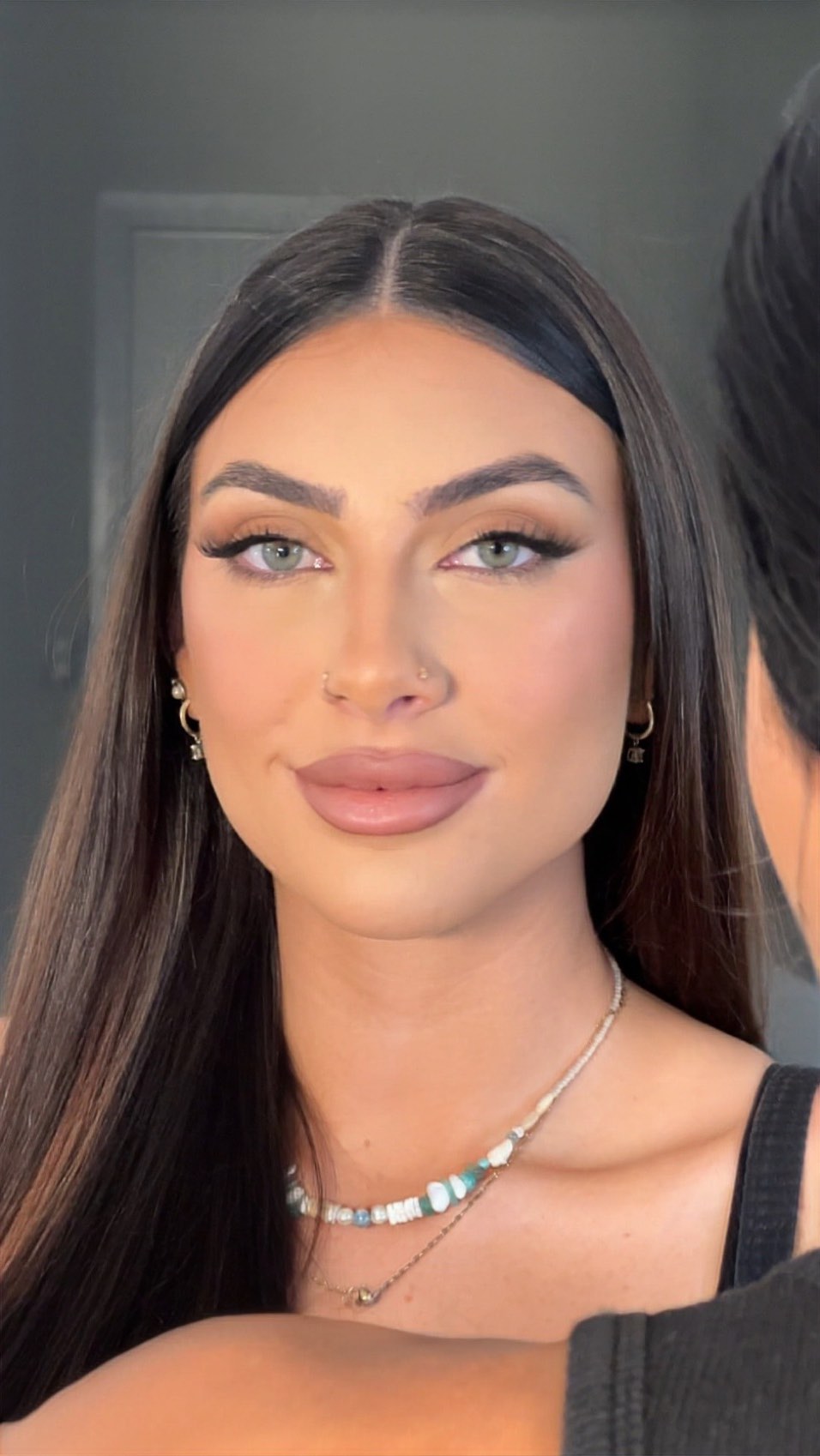 Never skip this step for a flawless finish! ✨ Watch me brighten my client’s under-eye with translucent setting powder. Using a triangular powder puff, I gently pressed a small amount, focusing on smoothing without the harshness of heavy baking. I think the difference is undeniable! Can you see the difference?
@lauramercier translucent setting powder - original colour
.
.
.
.
.
.
.
.
#makeupartistgoldcoast #goldcoastmakeupartist #goldcoastmua #muagoldcoast #goldcoastmakeup #makeupgoldcoast #brisbanemakeupartist #makeupartistbrisbane #makeuptips #makeupinspo #makeupeducator