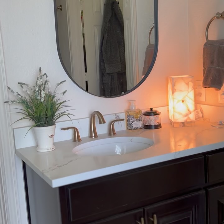 Timeless elegance in every detail with these raised panel vanities and storage perfect for any moody restroom✨
-
-
-
#zapatacustomcabinets #raisedpanel #dallasinteriordecor #cabinet #dfw #vanity #walnut #whiteoak