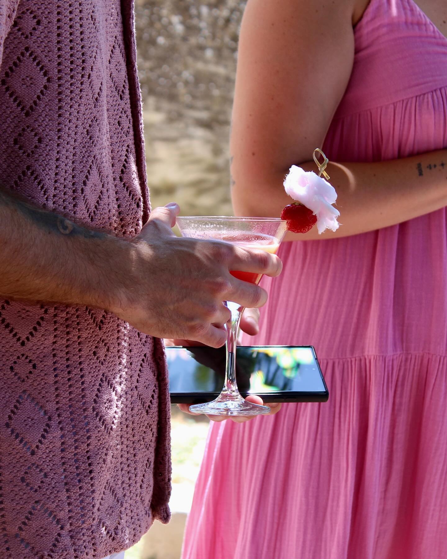 Ça nous donnes envie de siroter un cocktail au soleil entre amis…
#barman #bartender #barmobile #onsite #cocktailtime🍹