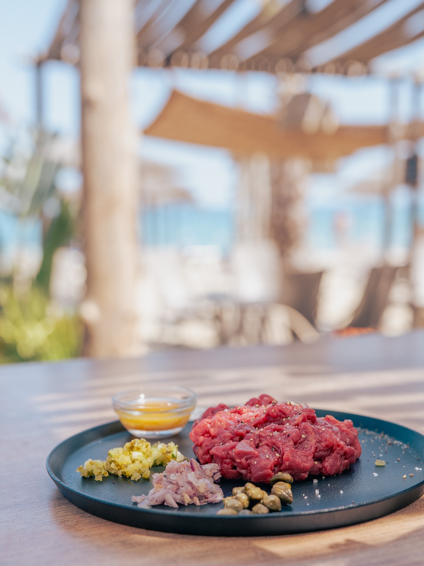 Du boucher à l’assiette.
Au Nbc, chaque tartare commence bien avant votre commande.
La viande est préparée à la main, directement depuis la pièce par notre boucher, avec rigueur et passion.
Découpe minute, assaisonnement juste, et dressage soigné – rien n’est laissé au hasard.
Avec câpres, échalotes, pickles et jaune d’œuf frais…
le tout à savourer face à la mer.
Nbc – Canet
À la carte tous les jours, midi et soir
Frais, maison, authentique.
#NaudoBeachClub #NBC #TartareMaison #BoucherieDeQualité #CuisineFraîche #CanetPlage #RestoVueMer #canetenroussillon