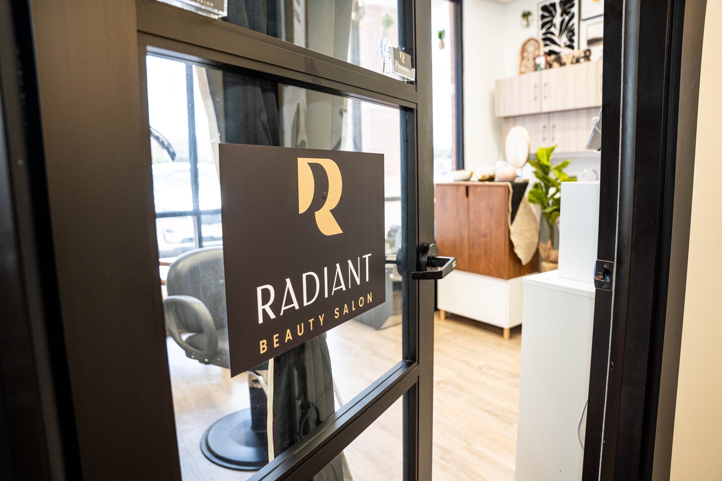 Reasons we 💗 our salon suite:
🤩 The giant windows- it makes for plenty of sunlight & amazing people watching!
🤩 It's spacious- we are blessed to have the largest suite in the building so we never feel cramped, and there's plenty of space when we are both working.
🤩 The convenience- we're located so close to Hwy 290 and there's tons of shopping to be done in our shopping center alone, let alone across the freeway.
🤩 We can cater your experience entirely to you- you'd like quiet and calm? Upbeat music? Sassy convo? Snack? Drinks? The sky is *almost* the limit. Having our own space means we can do just about anything we want!!
Have you experienced the suite life yet as a client? What do you think?
.
.
.
.
.
#cypress #cypresstx #cypresstxhair #cypresstxhairstylist #cypresshairstylist #houstonhairstylist #houstonbalayage #houstonbalayagespecialist #houstoncurls #houstoncurlspecialist #curlspecialist #solasalons #solasalonscypress #katytxhair #katytxhairstylist #jerseyvillage #copperfield #cypresscreeklakes #miramesa #blackhorseranch #blackhorsegolfcourse #tomballhairstylist #conroehairstylist