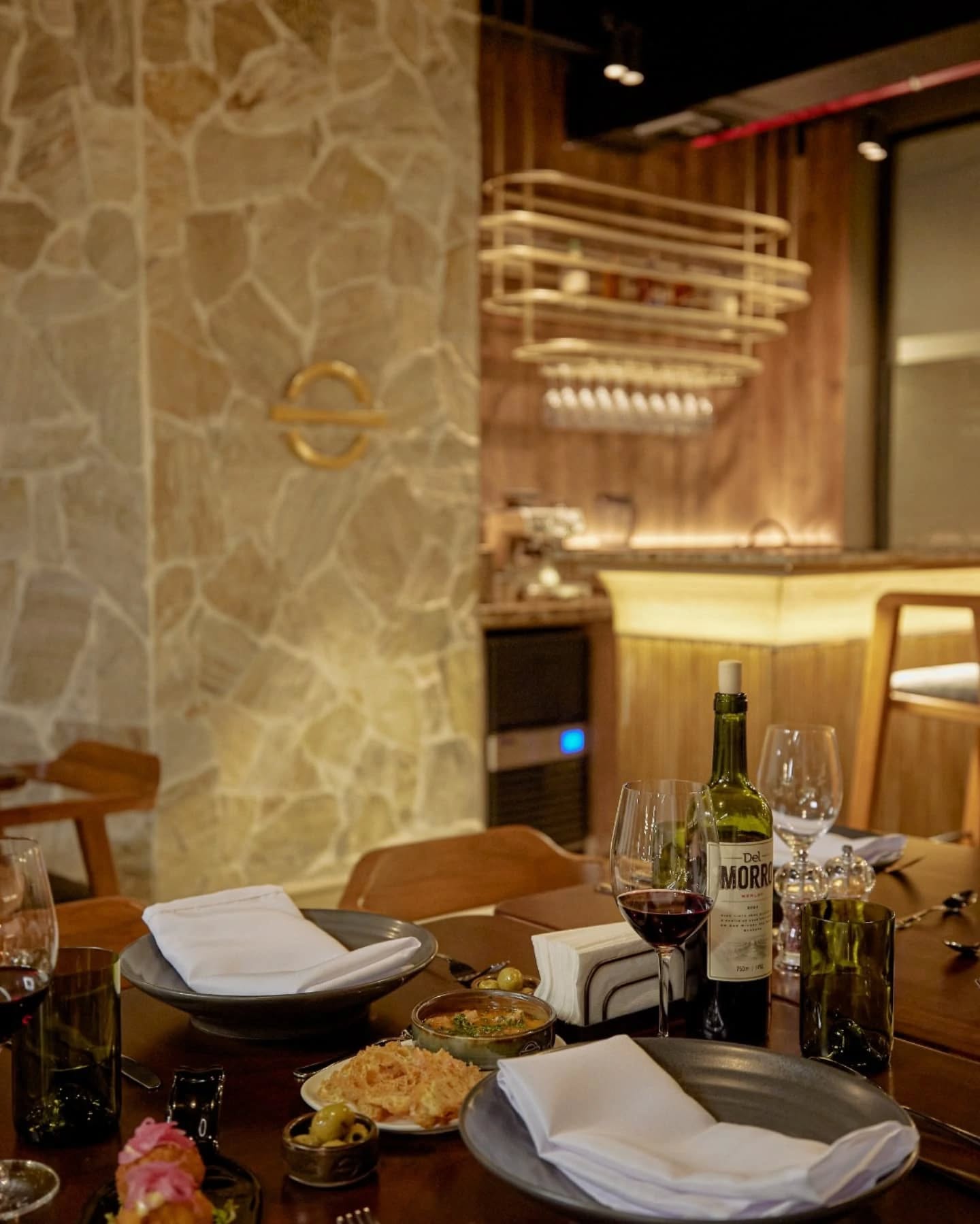 Dos Hemisferios City Winery
A space where you can enjoy good ambience with premium wine 🍷 and crafted local food.
Designed and built by @dos.arch