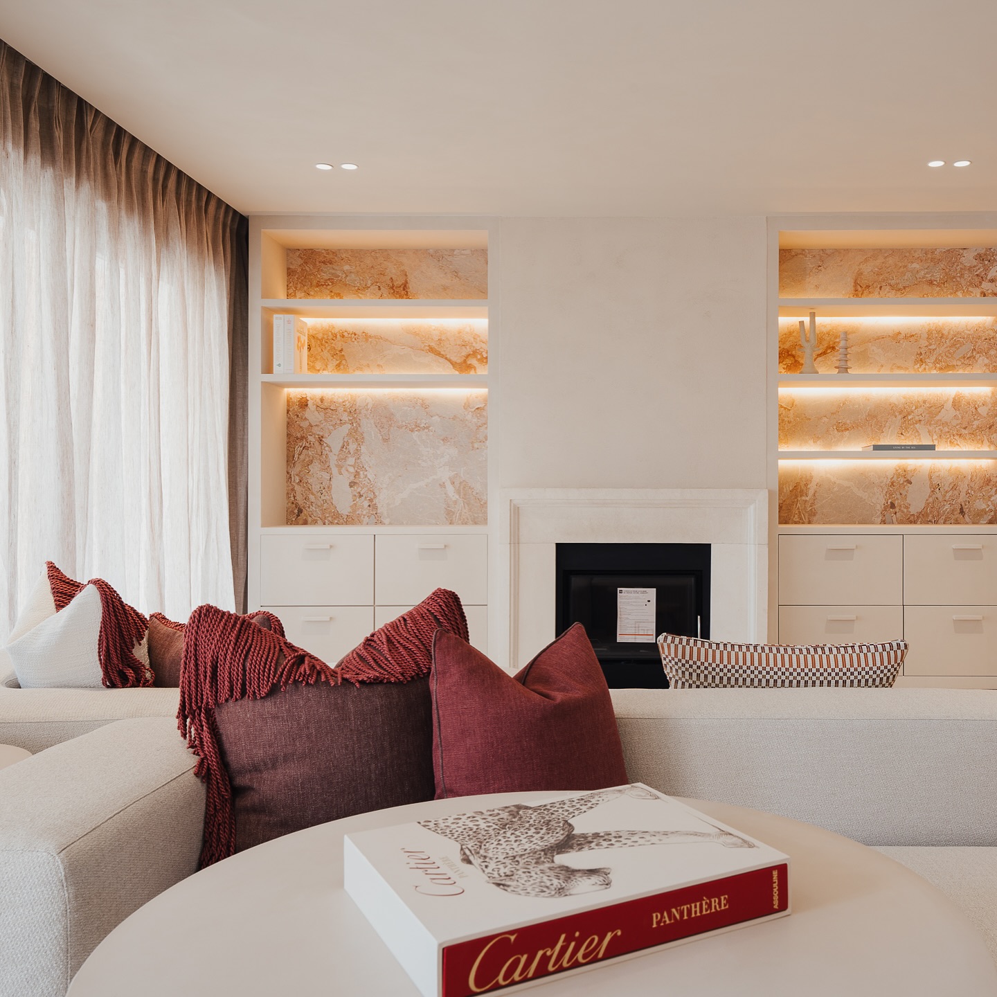 Our furniture brings design and function together in perfect harmony 🤩
Featured here: the AVENUE sofa in a striking double-sided layout — made to fit your space, your style, your way. 🚀
project @siento.interior
📷 @elia.kuhn.photographe
#elix_home #furniture #customized