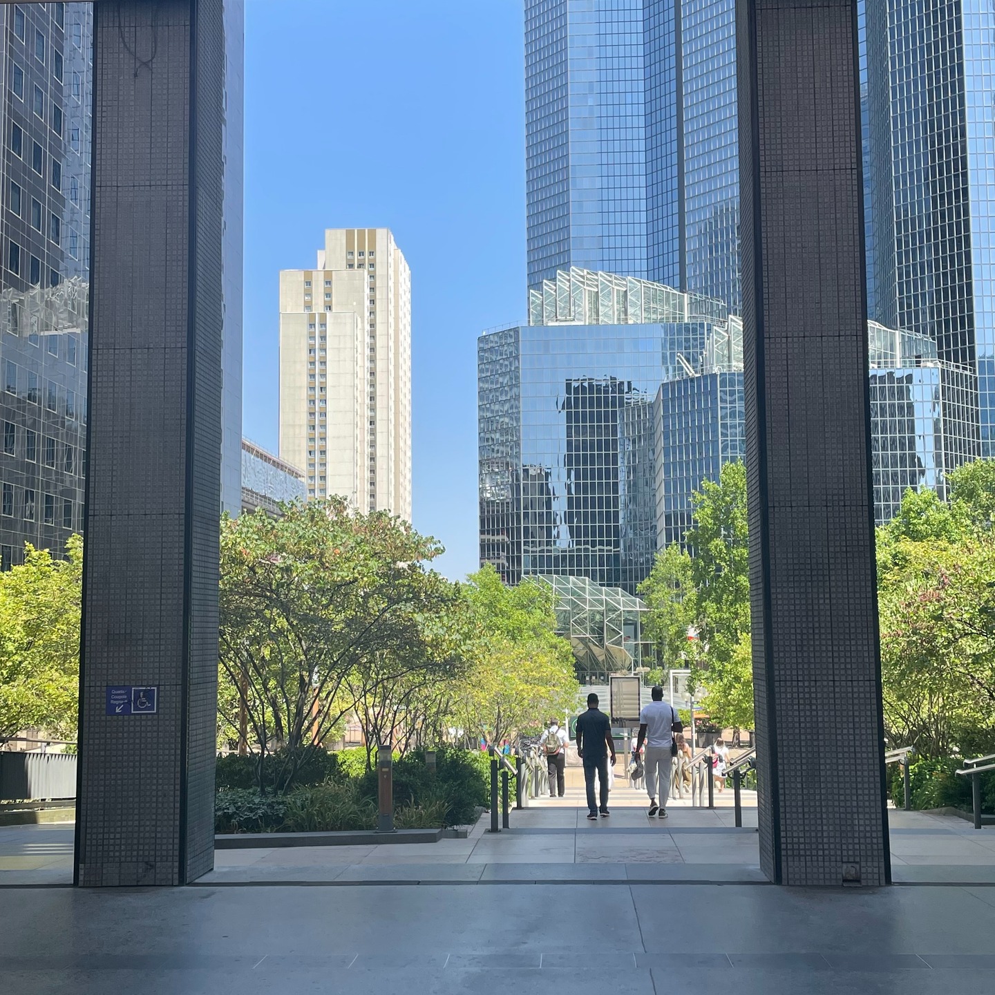 Bienvenue à Courbevoie, une ville aux multiples facettes ! 🏢🏠🌳
Notre équipe, aux côtés de celle de POLD (Paris Ouest La Défense), a bravé la canicule lors de cette première journée de terrain. Une expérience qui nous a rappelé l’importance cruciale de la désimperméabilisation de certains espaces.
Nous sommes ravis d’accompagner POLD dans l’élaboration de leur PLUi et fiers de contribuer à la concrétisation de ce projet ambitieux et prometteur.
#PLUi #urbanisme #amenagement #courbevoie