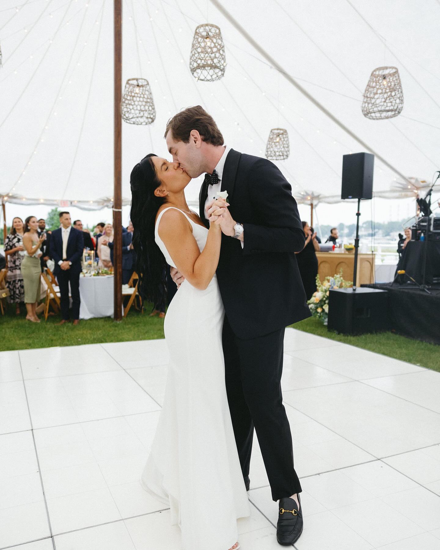 sam + ian 🤍 the kind of love that makes wedding planning a joy. so grateful to be a part of this one with an incredible vendor team!
@rachel_joy_monet
@centerportyachtclub
@rhapsody_the_band
@bellaflowersny
@bbsignco
@elitepbstentsevents
@glamgoneviral
@leannacartierhair