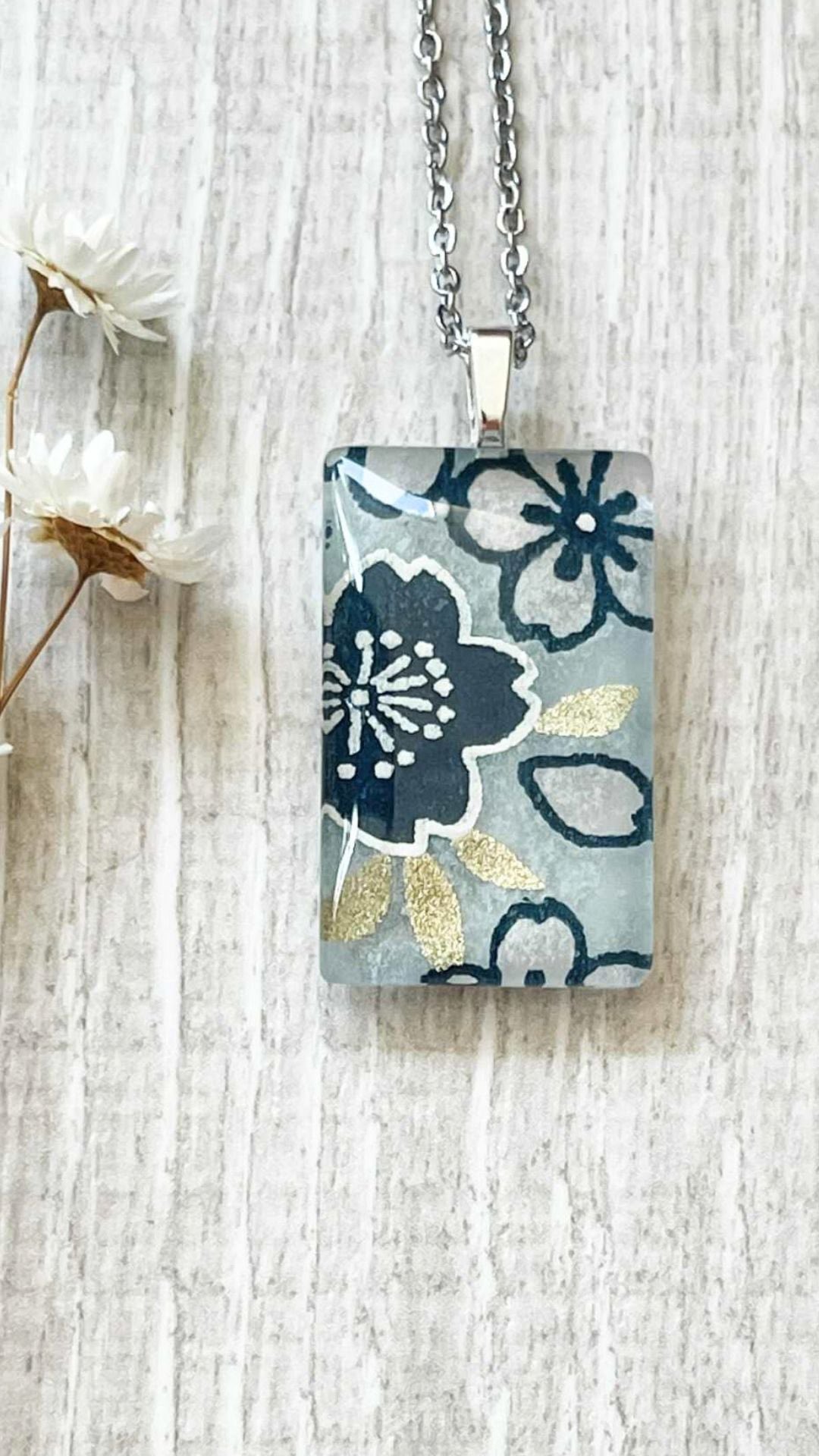 These went off on Wednesday so I’ve made up a bunch more for @eumundimarkets 🌳 tomorrow.
Interestingly most of them went for gifts which is amazing. Love it when people buy handmade and different for a present 🎁 🫶
.
.
.
.
#handmadegiftidea #handmadegifts #eumundimarkets #experienceeumundi #west4th #sunshinecoasthinterland #japanesepaper #visiteumundi #uniquejewellery #glasspendant #noosaholiday