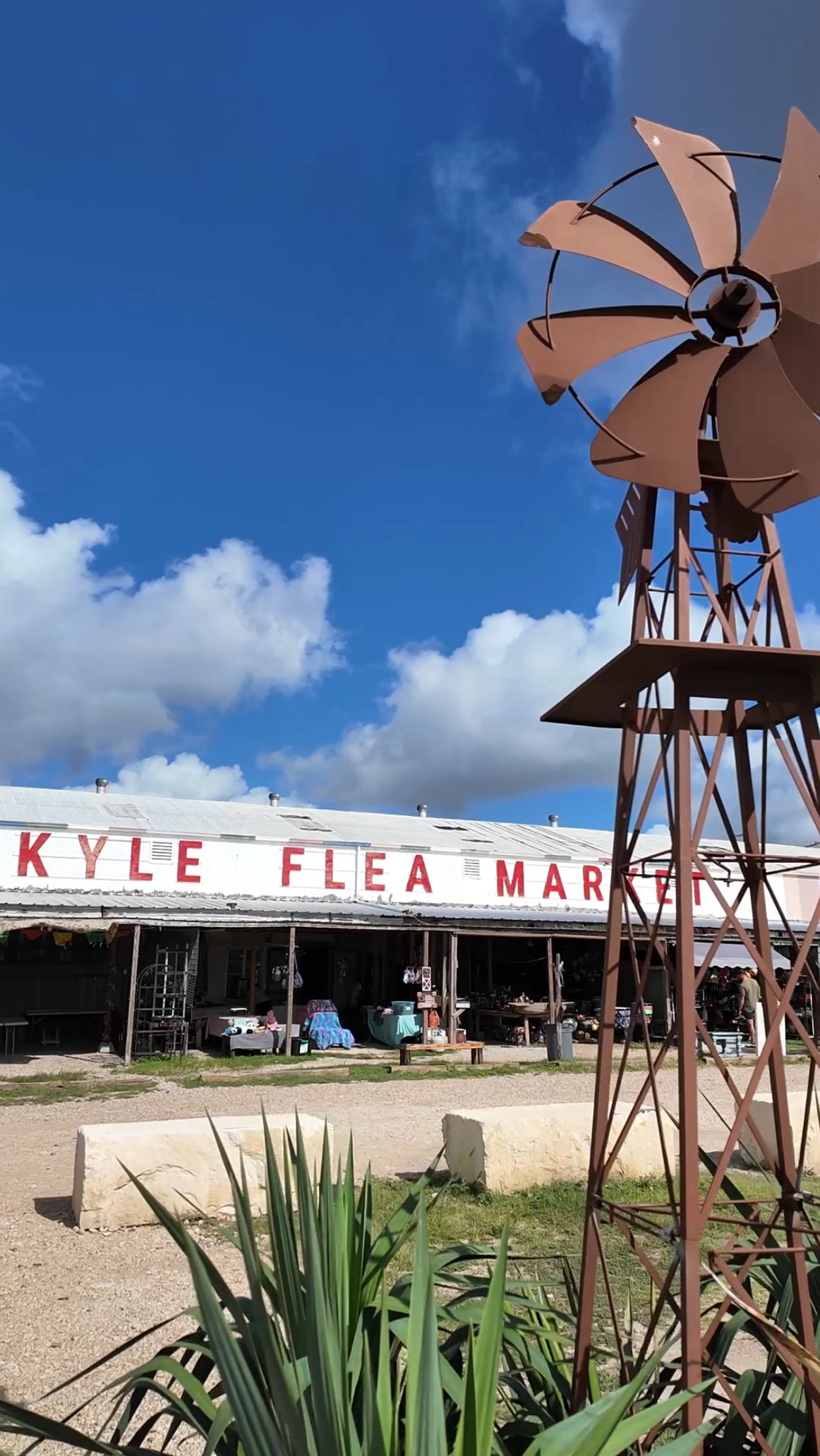 we’re not saying you HAVE to roll shopping, supporting local, being sustainable and saving money all into one but...
#youdo #marketday #supportlocal #fleamarket #tryitout