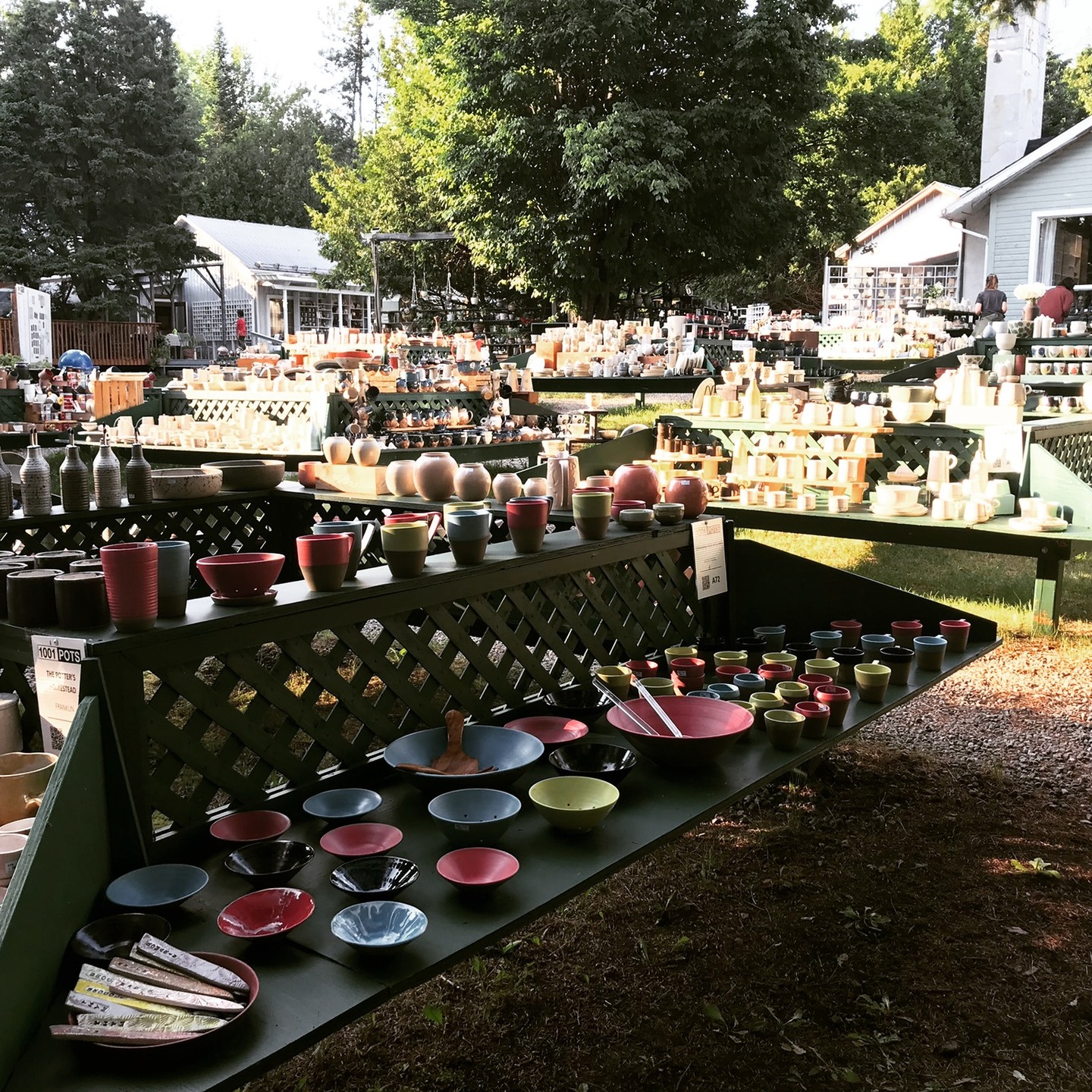 1001 POTS, c’est parti! Venez me voir à Val-David — expo, ateliers, rencontres et poterie tout l’été! @1001pots_officiel!
Grosse semaine…
Céramique à Way’s Mills est déjà derrière moi, et aujourd’hui débute 1001 POTS, la plus grande exposition de céramique au Québec!
If you’re looking for a beautiful summer activity, Val-David is the perfect village to explore — rain or shine (yes, there are umbrellas you can borrow on-site!).
J’y serai à plusieurs moments pour vous rencontrer, vous accueillir, vous enseigner ou donner un coup de main — chaque céramiste contribue à la logistique, et c’est souvent le meilleur moment pour échanger directement avec nous.
I’ll be there to meet you, help out, teach workshops, and soak in the energy of this amazing event!
💠 Présence confirmée : 12 et 26 juillet
💠 Cours intensifs de tournage
• 14–18 juillet → complet / sold out
• 28 juillet–1er août → quelques places disponibles! / spots available
💠 Journées intensives de tournage : 11, 14 et 15 août
💠 Ateliers pour enfants (façonnage) : 9-10 et 16 août
Bref… je passerai une bonne partie de l’été là-bas.
Let’s just say: I really, really love 1001 Pots.