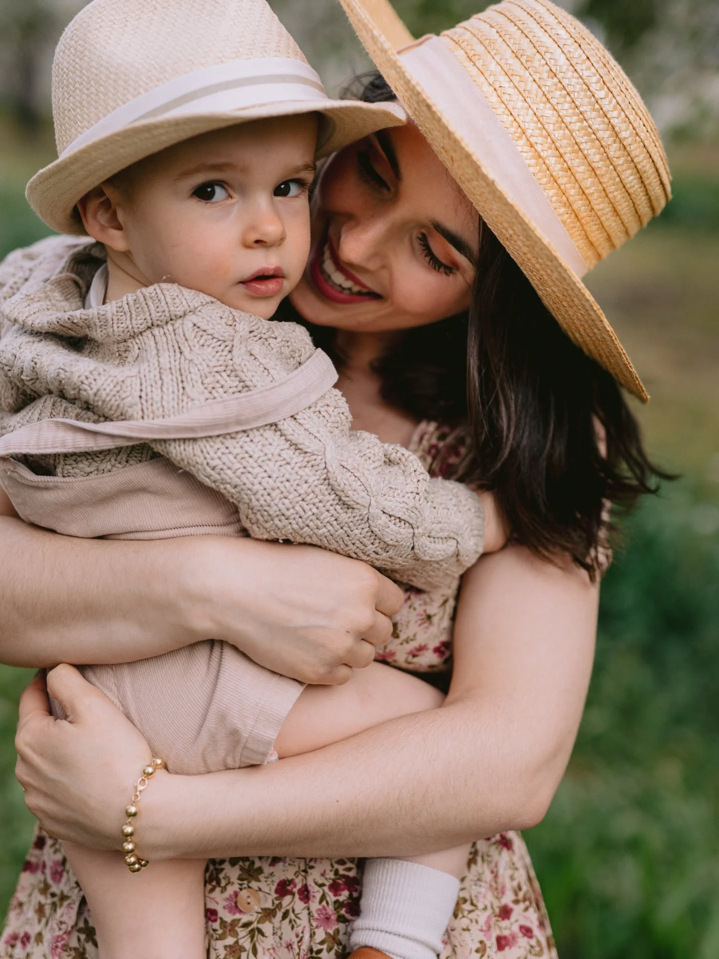 COUSINADE - J'ai emmenée ma famille (élargie) dans les cerisiers en fleurs 🤍
Pour remettre la main à la patte après mon congé maternité, on s'est retrouvés dans un de mes endroits favoris, tellement éphémère, avec le vent glacial du mois d'avril, pour garder le souvenir de nos petits si petits et de nos liens à tous qui évoluent avec le temps et à chaque naissance ✨️
Sœurs, beau frère, tonton, tatie, amoureux, cousins et cousine, quand la famille prend tout son sens et que chacun fait grandir à sa manière
C'est assez exceptionnel que je poste des photos de mes enfants ici mais le moment était tellement beau que je n'ai pas pu résister à le partager 🥹
Certaines photos ont été réalisées par @britsoul, on était tellement concentrées qu'on a oublié de faire des photos de nous deux ensemble 🫰
#photographeprovence #luberoncotesud #luberonprovence #photographeaix #familysession #familyphotographer #aixenprovencephotographer #luberonphotographer #cherryblossom #authenticlovestories #belovedstories #photographefamille #lifestylephotography #provenceinspiration