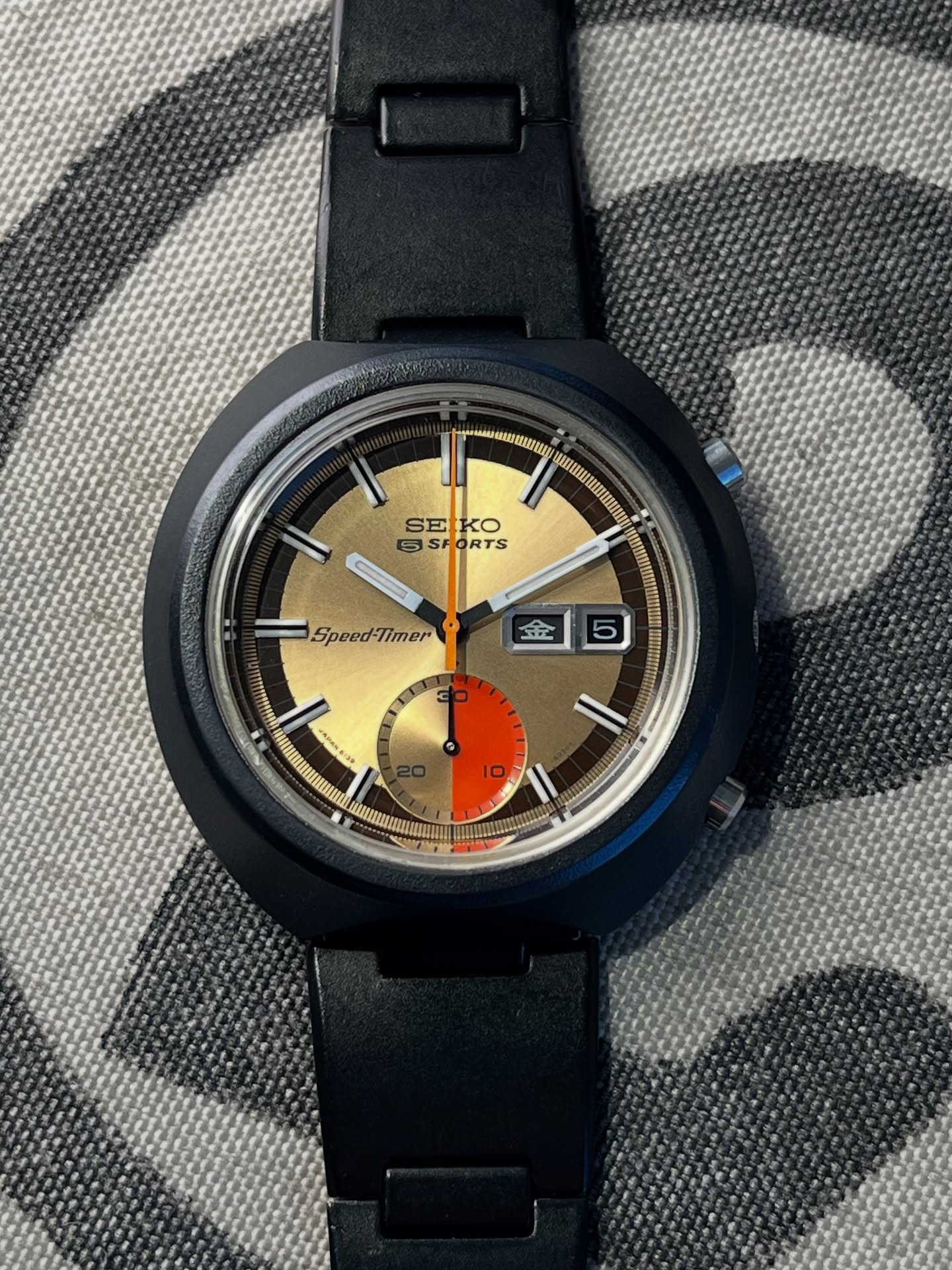 For sale! This reference stands out for its unique colour combination and rare black case/bracelet finish, making it a highly collectible piece from the golden era of Seiko chronographs. The gold dial catches the light beautifully, contrasting against the matte black case to give it a bold, almost futuristic look for its time.
#Seiko6139 #VintageSeiko #SeikoChronograph #SeikoCollectors #SeikoGoldenEra #GoldDialSeiko #BlackCaseSeiko #RareSeiko #Seiko6139Collectors #VintageChronograph #SeikoOriginal #JapaneseWatches #TempoPrima #MechanicalChronograph #SeikoStyle #70sWatches #WatchFam #WatchesOfInstagram #WatchCollector #SeikoVintageStyle #SeikoHistory #VintageWatchCollecting