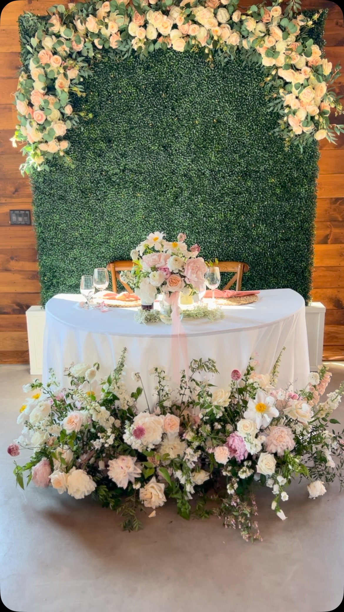 Sweetheart table complete with a floral meadow for the sweetest couple! Congratulations D&B 💕🌸
Florals: @livsimplefarms