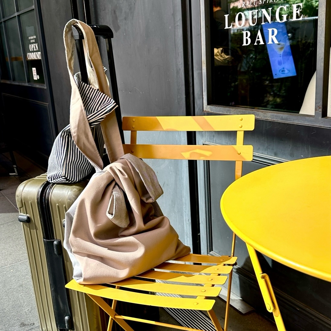 The phrase from the title of a film by Pedro Almodóvar, ‘Tie Me Up! Tie Me Down!’ explores themes of obsession, power dynamics, and freedom.
At @3s_universe, we believe in having options is a luxury.
You may choose to tie your carryall with our signature bow, or let the handles hang freely.
Let @3s_universe create a unique carryall for you that you’ll be obsessed with.
#goodthingscomein3S