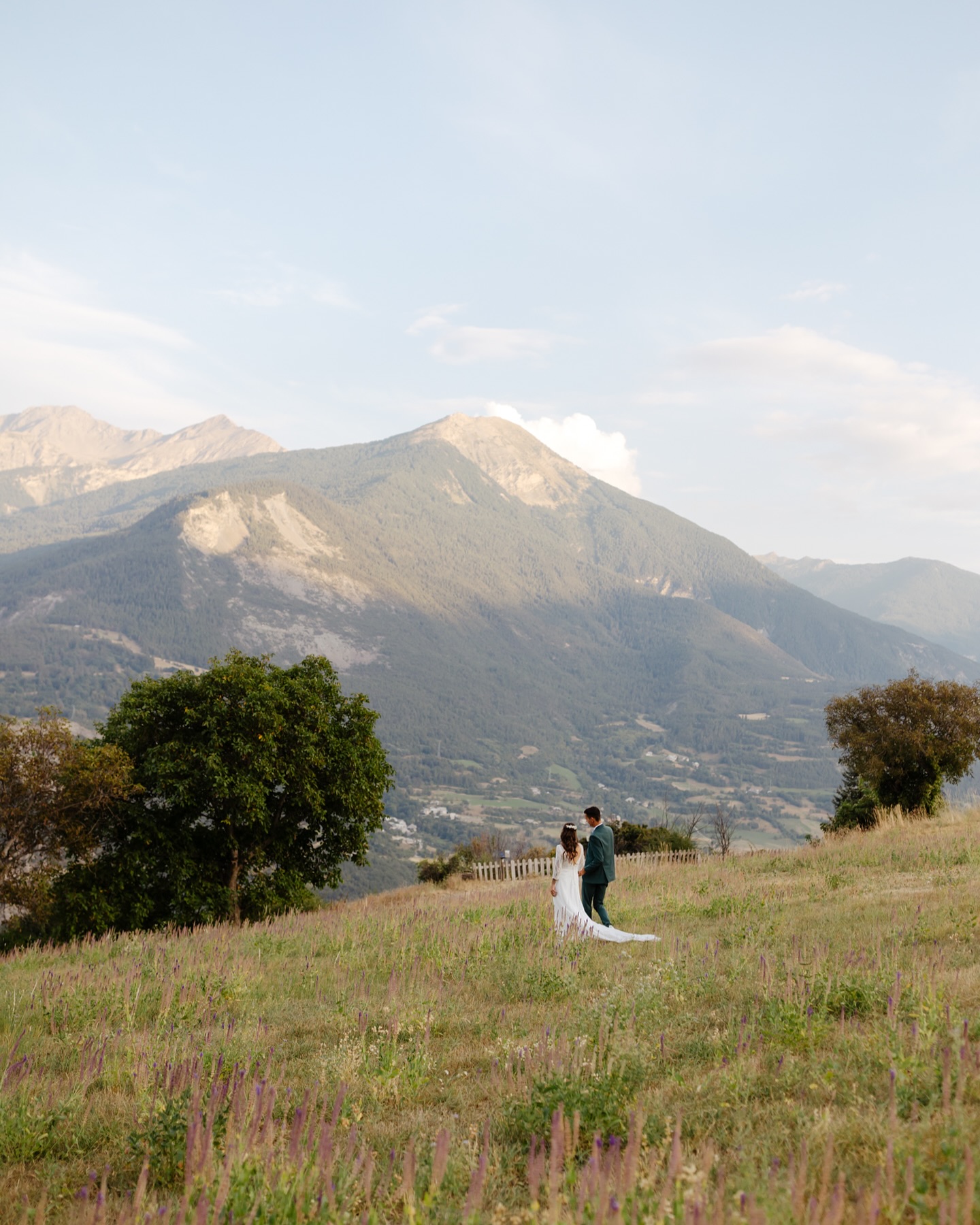 Cette fois oĂč jâai eu la chance de suivre mes mariĂ©s jusque dans les Hautes-Alpes, pour photographier leur histoire, entourĂ©s des sommets đïž
Dans ces moments suspendus, je me demande toujours : pourquoi moi ? Pourquoi mâavoir choisie, parmi des milliers de photographes en France ?
Et puis je me souviens⊠Quâon ne choisit pas un photographe par hasard :
- Quâil y a des rencontres qui tombent sous le sens.
- Un coup de cĆur rĂ©ciproque, une Ă©vidence đ
Ce jour-lĂ , jâai ressenti un mĂ©lange de vertige, dâĂ©motion brute et de gratitude immense.
Merci à vous, pour cette confiance, pour ce lien, pour cette aventure qui restera gravée !
âââ
#mariage2026#futursmaries2026#melanievauryphotographe#photographehautesalpes