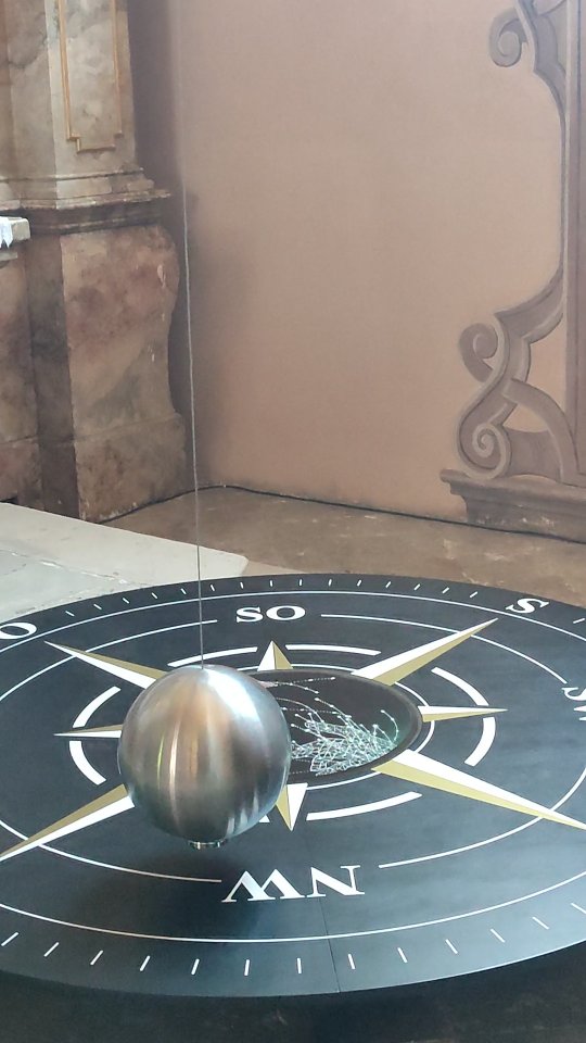 Foucoltovo kyvadlo jsem kdysi četla, ale ve středu ho poprvé viděla na vlastní oči v kostele v Pöllaubergu... Jinak přiznávám bez mučení, netušila jsem, že i na elektrokole se může člověk zničit, zvlášť když je 30+°C...
#vimteamcz #cyklistika #cyklovylet #cyklotrasy #visitsteiermark #steiermark #visitaustria