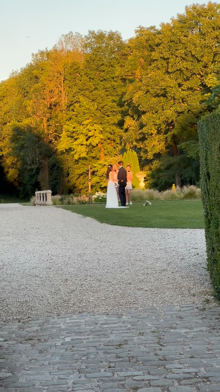 Sarah & Maxence
_______
Certains moments font naître des liens qu’on n’oubliera jamais… Ce week-end en était un.
Je n’ai jamais autant parlé avec une future mariée avant son mariage !
Des heures et des heures à penser leur mariage, chaque spots et éléments de déco d’abord, puis des échanges un peu en dehors du mariage.
Des conseils de resto et de choses à ramener de Norvège.
Un vrai lien de tissé 🫶🏻
Sarah a vraiment le sens du détail, elle a pensé à tout. Chaque espace décoré était truffé d’attentions pour leurs proches.
Elle m’avait confié la mission de glisser quelques clins d’œil pour Maxence à l’intérieur du pigeonnier. J’ai adoré !
Objectivement je pense que Sarah a loupé sa vocation de Wedding décoratrice de mariage😅
Je remercie Maxence pour sa complicité dans le choix de la musique qui accompagne cette vidéo. Quoi mieux que June pour illustrer ce dernier mariage de juin à Vaugency ?
(Même si j’aimais beaucoup l’idée de Lullaby for Sarah 😉😍)
Photos : @claramartignyphotographie
Vidéo : @elisanogaret
Groupe vin d’honneur et soirée : @diaz.event
Photobooth : @lesphotoboothschampenois
Vin d’honneur et dîner : @traiteur_marne
Officiante de cérémonie laïque : @de.la.robe.a.la.plume
Fleurs : @fermelesmessicoles / arche + bouquet : @fleursetdlys
Food truck brunch : @lecamionjaune.aube
Coiffure : @la_coiffure_by_amelie
Make-up : @juste_jolie_avec_orlane
Pièce montée : @sweety_cake_creation
.
.
.
.
.
#domainedevaugency #vaugency #lieuecoresponsable #mariage2025 #mariageecoresponsable #lieudereceptionmarne #weddinginchampagne #mariageecoresponsable