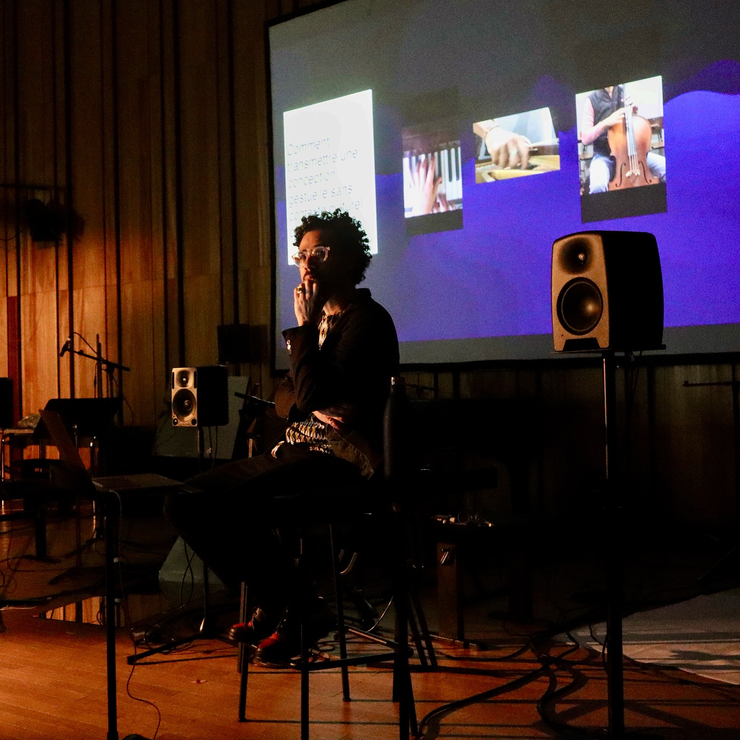 🧑🎓 Defesa de tese!
(version française ci-dessous)
Acabei de defender minha tese de doutorado na @unistra!
Cinco anos de imersão nos saberes musicais afro-brasileiros e na prática composicional. Desenvolvi conceitos como “cavacar” e “assombralidade” para repensar a relação com o gesto, a transmissão, a notação e a colaboração musical.
Além do mergulho teórico e composicional, foi uma experiência transformadora de estreitamento de laços e afetos.
Gratidão profunda aos meus orientadores Grazia Giacco e Daniel D’Adamo, pela escuta generosa e a confiança.
Aos membros da banca, Marie-Pierre Lassus, Martin Laliberté, Carolane Sanchez, Brice Pauset e Stefano Gervasoni – pesquisadores e artistas incríveis – pelo diálogo sensível, acolhedor e desafiador.
Aos músicos e parceiros de criação do Ensemble l’Imaginaire, que deram corpo, gesto e som a essa travessia.
Ao Collège doctoral européen Glarean, à @unistra e à @hear_strasbourg, e a todas e todos que tornaram possível este percurso. Gratidão infinita à família e à Carol ❤️
📚 Tese disponível em breve!
⸻
Soutenance de thèse !
Je viens de soutenir ma thèse de doctorat à @unistra !
Cinq années à explorer les savoirs musicaux afro-brésiliens à travers la pratique compositionnelle. J’y ai développé des concepts comme cavacar et assombralidade pour repenser la relation au geste, à la transmission, à la notation, et à la collaboration musicale.
Au-delà du travail théorique et compositionnel, ce fut une expérience profondément transformatrice, tissée de liens et d’affects.
Une gratitude immense à mes directeurs de thèse Grazia Giacco et Daniel D’Adamo pour leur écoute généreuse, leur confiance et les horizons ouverts.
À tous les membres du jury – Marie-Pierre Lassus, Martin Laliberté, Carolane Sanchez, Brice Pauset et Stefano Gervasoni – pour leurs échanges sensibles, bienveillants et stimulants.
Aux musicien·ne·s et partenaires de création de l’@ensemblelimaginaire , qui ont donné corps, geste et son à cette traversée.
Au Collège doctoral européen Glarean, à @unistra, à @hear.musique, et à toutes celles et ceux qui ont rendu possible ce parcours transformateur.
📚 La thèse sera bientôt disponible !
