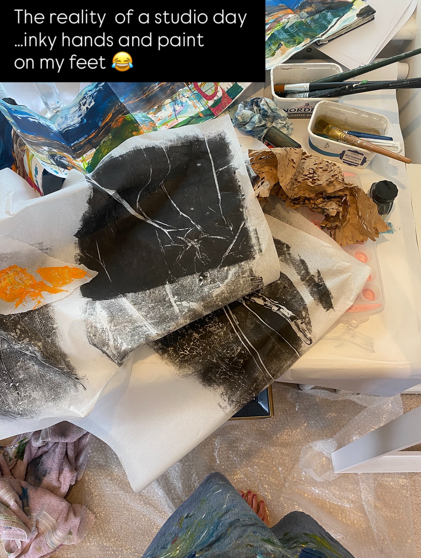 Perfect Saturday-just inky hands, acrylic on my feet and paper drying everywhere.
Nothing ‘finished’ and everything to play for ☀️
Hope you’ve had a day when you got to be you - messy feet and all.
#inthestudio #artistatwork #messystudio #justbeingme #timeformyself #midlifewellness #monoprint #concertinasketchbook #jparkerpainting