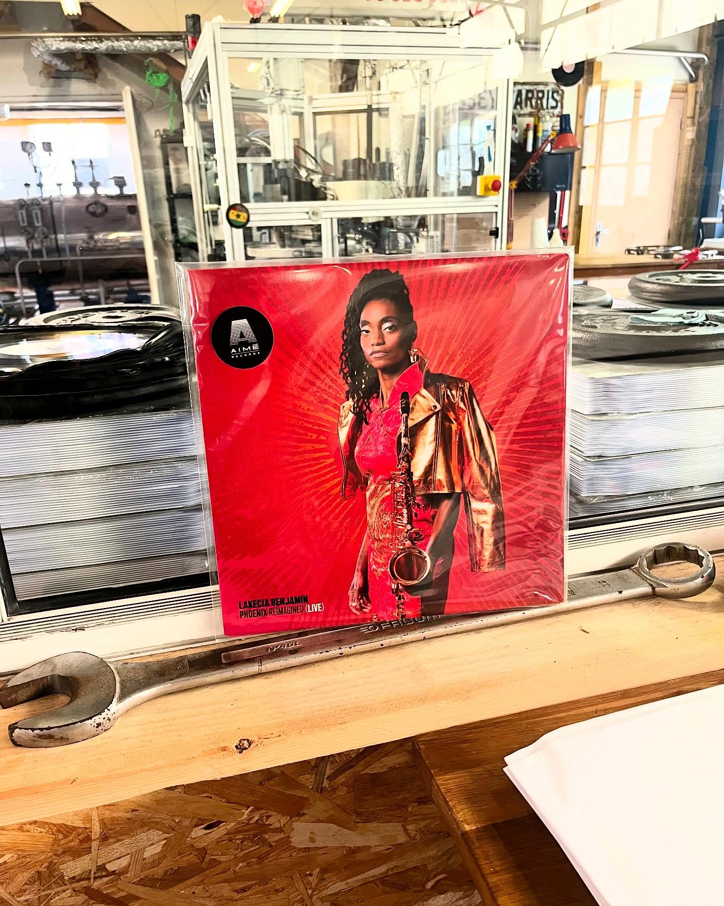 Phœnix Reimagined - Lakecia Benjamin 🎷
Disque noir 180g
Pochette simple et sous pochette imprimée
Sur pochette transparente
Présentation japonaise : assemblage disque / sous pochette imprimée / sous pochette noire / pochette
Un projet proposé par @aime.records
Merci pour votre confiance ! 😊
—-
Phœnix Reimagined - Lakecia Benjamin 🎷
180g LP
Printed innersleeve and simple sleeve
Clear outersleeve
Japanese style presentation : sleeve, printed innersleeve, black innersleeve, clear outersleeve assembly
A project by @aime.records
Thank you for the trust ! 😊