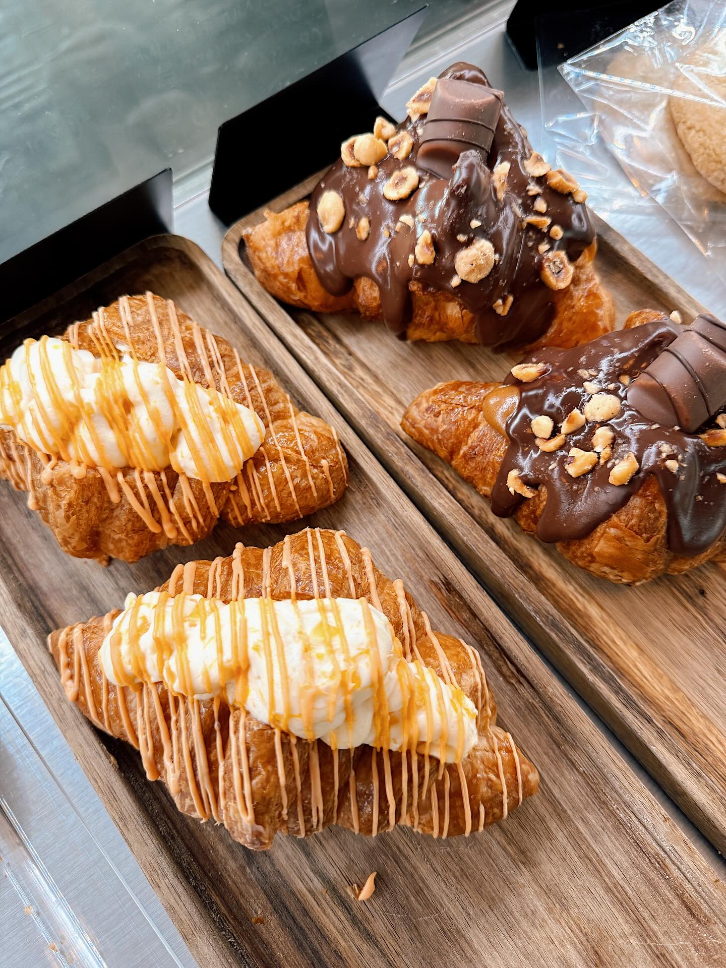 🚨NEW CROISSANT ALERT🚨
We’ve got brand new seasonal croissants out now:
MANGO TANGO- fresh mango with a citrus cream
KINDER- hazelnut praline topped with chocolate genache
We’re open today till 1 and all weekend regular hours!