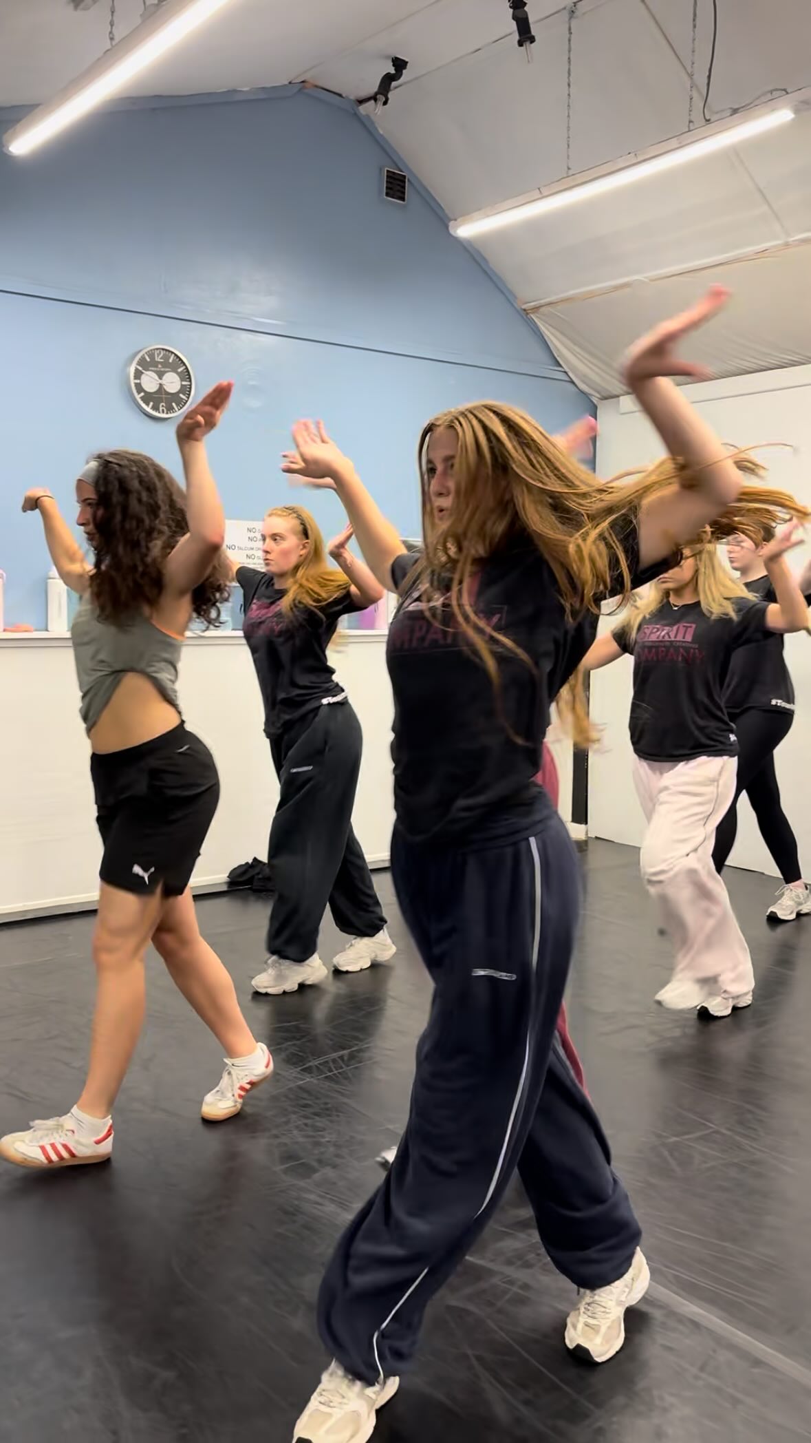 Fierce work from our seniors in commercial with the wonderful @jennifermitch_ ❤️🔥 Thank you for another amazing afternoon of workshops! ✨
•
•
#spiritydc #dance #training #londondance #TeamSpirit #danceteam #dancecompany #dancecompetition #competitivedance
#lovedance #london #jazz #lyrical #commerical