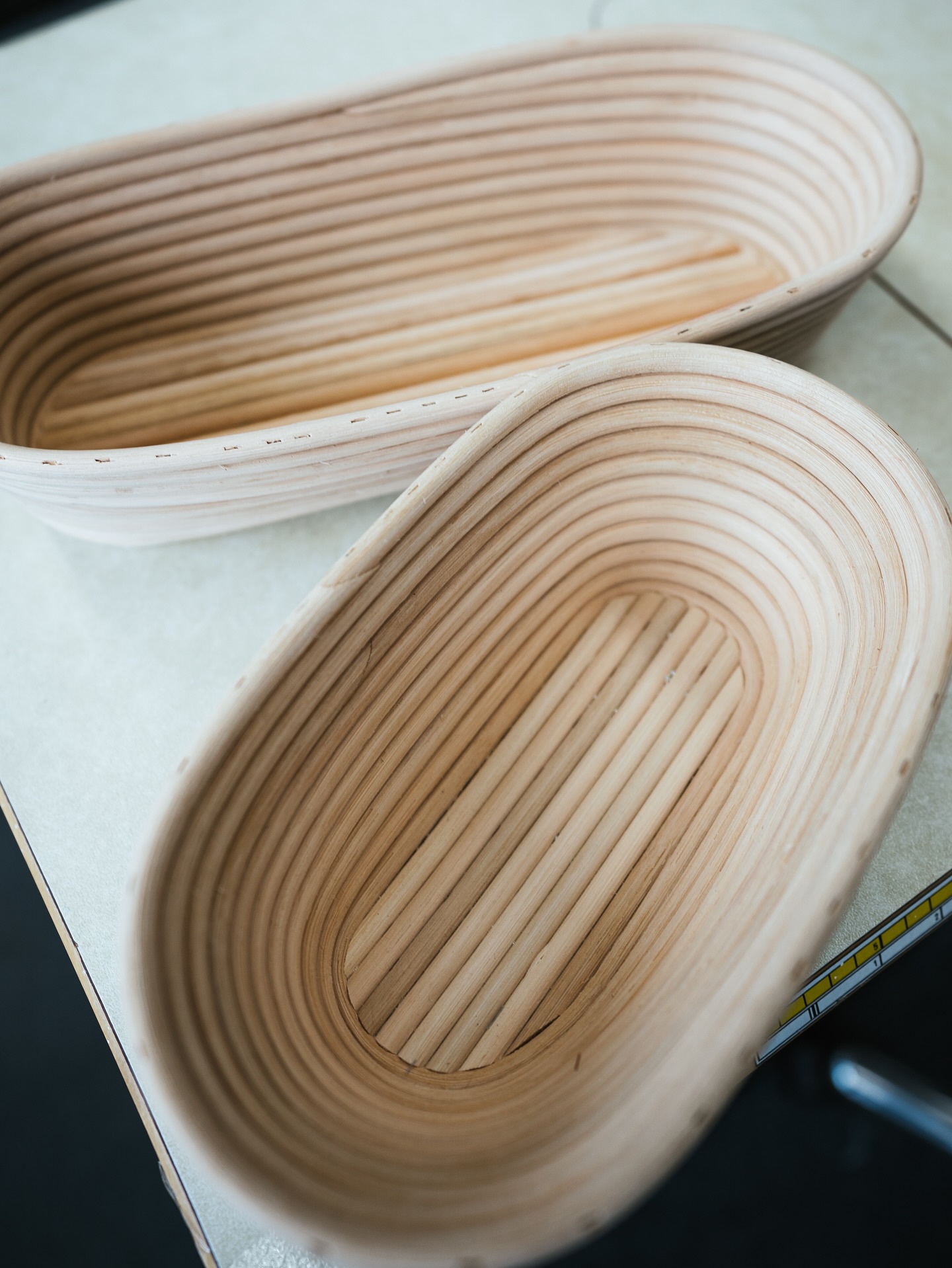 Natürlich. Nachhaltig. Handgemacht.
Unsere Gärkörbchen aus hochwertigem Peddigrohr geben deinem Brot die perfekte Form – ob mit individuellem Logo, Standardmotiv oder ganz ohne Motiv. 💛
👉 Jetzt mehr erfahren oder direkt anfragen:
📩 sales@itt-textiles.com
📞 0151 23518269
🌐 www.cleanbake.de