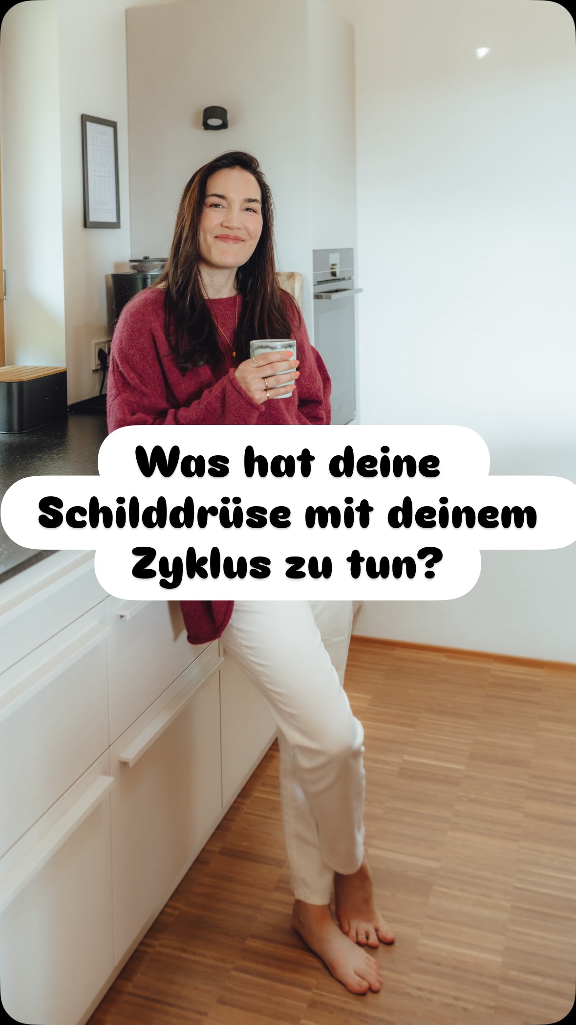 Deine Schilddrüse und dein Zyklus sind eng miteinander verbunden – und das aktive Hormon T3 spielt dabei die Hauptrolle. T3 reguliert die Ausschüttung der Zyklushormone LH und FSH, die deinen Eisprung und die Progesteronbildung steuern.
Ein Mangel an T3 kann Zyklusstörungen, ausbleibenden Eisprung, PMS und eine verkürzte zweite Zyklushälfte verursachen. Gerade bei unerfülltem Kinderwunsch und in der Schwangerschaft ist eine optimale T3-Versorgung entscheidend, um die Entwicklung deines Babys bestmöglich zu unterstützen.
Viele Ärztinnen und Ärzte messen nur TSH und vielleicht noch fT4 – dabei ist die Umwandlung von T4 in das aktive T3 der kritische Punkt, an dem häufig Probleme entstehen. Stress, Entzündungen und Nährstoffmängel können diese Umwandlung beeinträchtigen und so zu Zyklusproblemen beitragen.
Lass bei Verdacht auf Schilddrüsenbedingte Zyklusstörungen unbedingt auch freie T3- und idealerweise auch rT3-Werte kontrollieren und achte auf eine ausgewogene Versorgung mit wichtigen Nährstoffen wie Selen, Zink, Eisen und Iod.
📌 Speichere den Beitrag und schreib mir gern in die Kommentare, welche Erfahrungen du gemacht hast!
Quellen:
- Brown, E. D. L. et al. (2023). The Thyroid Hormone Axis and Female Reproduction. International Journal of Molecular Sciences. 6;24(12):9815.
- Mazzilli, R. Et al. (2022). The role of thyroid function in female and male infertility: a narrative review. Journal of Endocrinological Investigation. 9;46(1):15–26.
- Nichols, L. Why thyroid health matters in pregnancy. https://lilynicholsrdn.com/thyroid-health-matters-pregnancy/
#schilddrüse
#frauengesundheit
#hormonbalance
#kinderwunsch