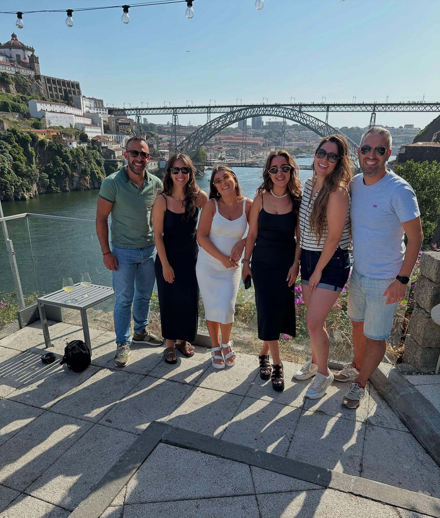 Há 1 ano éramos 5 e fomos até ao Alto Douro celebrar aquele que tinha sido o melhor primeiro semestre de sempre da história da empresa.
Ontem, com mais uma pessoa na equipa e nas margens do mesmo rio, voltamos a reunir-nos e a celebrar um novo record em todos os nossos KPI’s - continuamos a subir a fasquia e a escrever uma nova história a cada ano 🎉
Quando criei a empresa em 2018, quis sempre que ela fosse melhor do que eu. Sabia que, para tal, tinha de construir uma equipa de pessoas boas (e de boas pessoas) - competentes, rigorosas e profissionais, tão ou mais do que eu. Passados 7 anos vejo este objetivo concretizado, tendo plena consciência dos picos e vales por que passamos e que são, evidentemente, normais. Afinal, somos apenas pessoas.
Entramos no 2º semestre muito bem lançados naquele que é o objetivo do ano e comprometidos a entregar o melhor que temos aos nossos parceiros.
A vocês que confiam no nosso trabalho, contem connosco para o futuro! 😊
A esta equipa, obrigado! 💙