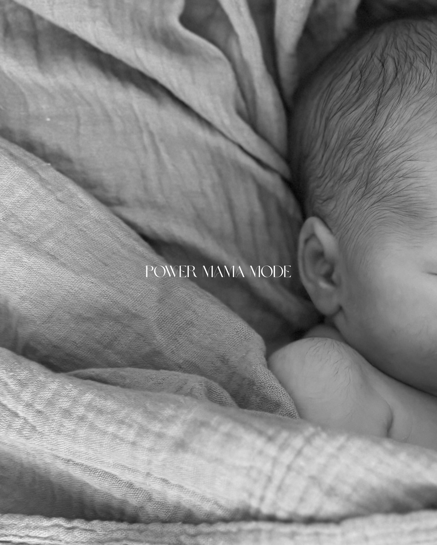 #Macierzyństwo to nie ograniczenie. To nowe ustawienie życiowych priorytetów. ✨
Dokładnie tydzień temu zostałam mamą.
To zdanie wciąż brzmi dla mnie jak najpiękniejsza nowość, której dopiero się uczę.
Przez całą ciążę – i nawet w tym pierwszym, nieprzespanym tygodniu – pracuję. Nie dlatego, że muszę. Ale dlatego, że chcę i mogę. Z synkiem obok mnie.
Zawsze wierzyłam, że macierzyństwo nie jest przeszkodą. To po prostu przearanżowanie życia. Inny rytm. Nowe emocje. Inna definicja zmęczenia. Ale też niewyobrażalna siła i… jeszcze większa kreatywność.
Dziś z większą niż kiedykolwiek pewnością mogę powiedzieć: można karmić piersią i podpisywać kontrakt, można być zmęczoną i pełną energii jednocześnie.
Nie da się tego zrobić samotnie.
Dlatego z całego serca dziękuję naszym Partnerom biznesowym i Klientom Melon Blanc. Za zaufanie. Za wyrozumiałość. Za wiarę w to, że kobieta może łączyć różne role – i nie musi rezygnować z siebie ani ze swoich marzeń.
Nie dajcie sobie wmówić, że macierzyństwo zatrzymuje świat. Ono go po prostu zmienia. Na piękniejszy.