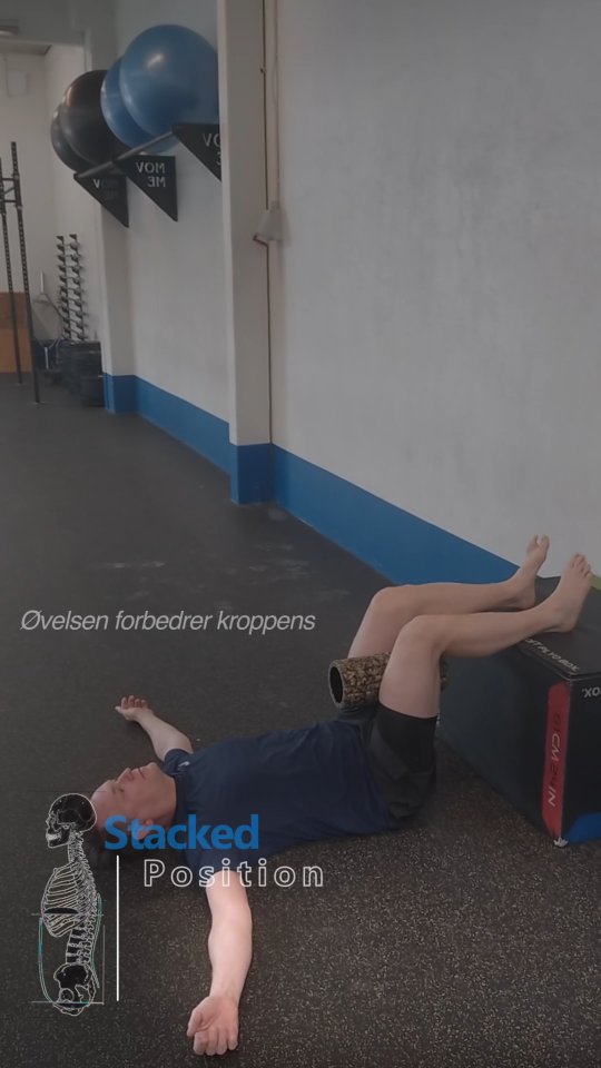 Vil du gerne forbedre din vejrtrækning og aktivere dine dybe stabilisatorer? 😃
Så prøv at integrere denne 90/90 hip lift i dit træningsprogram. Øvelsen fremmer en mere funktionel vejrtrækning, en mere neutral kropsholdning og en bedre fornemmelse for aktivering af dine dybe stabiliserende muskler – og meget mere! 😉
Sådan kommer du i gang: ⬇️
Læg dig ned med underbenene hvilende på en boks, som vist i videoen. Placer en foamroller mellem knæene.
Sørg for, at dine knæ og hofter er i ca. 90 graders vinkel. Åbn brystkassen og drej armene let udad.
Start med en rolig indånding, efterfulgt af en lang, kontrolleret udånding gennem munden. Fokuser på at få de nederste ribben til at bevæge sig nedad, og træk navlen blidt ind mod rygsøjlen (der må godt være lidt spænding). Brug gerne hænderne til at mærke bevægelsen.💨
Aktiver dine hasemuskler (hamstrings) ved at trykke hælene ned i boksen. Løft bækkenet ganske let fra gulvet ved at lave et lille bagudkip (posterior tilt) – højst 1 cm.
Hold denne position under hele øvelsen. Når du trækker vejret ind, skal navlen blive inde, og ribbenene nede. Vejrtrækningen skal bevæge sig ud i siden af brystkassen.
Pust al luft ud igen, få de nederste ribben til at falde nedad, og træk navlen blidt ind.
Ved at kombinere øvelsen med fx et dynamisk row eller step, kan du skabe mere bevægelseskontrol og kropslig bevidsthed.🏃
Det kræver lidt koncentration i starten, men øvelsen er virkelig effektiv!
Giv den et skud – og spørg endelig, hvis du er i tvivl om noget.
Placer den gerne i starten af dit træningsprogram for maksimal effekt 💪
#biomekanik #funktioneltræning #holisticcoaching #breathing #rotation #performance #smertefri #balance #århus #københavn #nervesystemet #bevægelse
