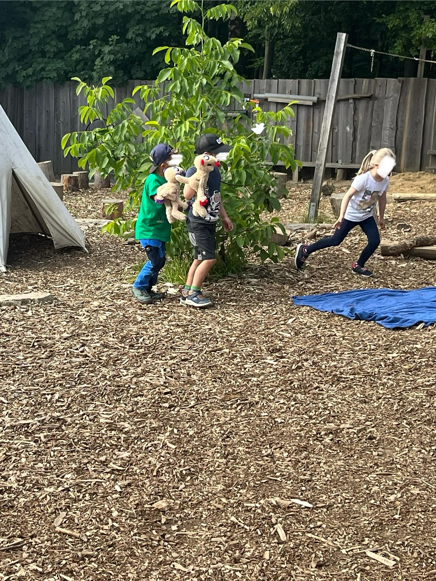 Die Schuki-Übernachtung:
Als erstes haben die Kinder ihr Theaterstück präsentiert, abschließend wurde gemeinsam mit den Familien gegessen. Dann wurden die Eltern verabschiedet. Die Schukis haben sich vor einiger Zeit gewünscht, ein Floß zu bauen. Gestern haben wir zumindest schonmal ein Model gebaut. Zum Schluss gab es noch eine Nachtwanderung mit kleinen Überraschungen unterwegs 😉
Dann ging es wieder zurück zum Bauwagen und ab ins Bett.
#wald #waldkindergartenkind #waldkindergartenliebe #schulkinder #übernachtung #vlotho #kita #nachtwanderung #waldweg