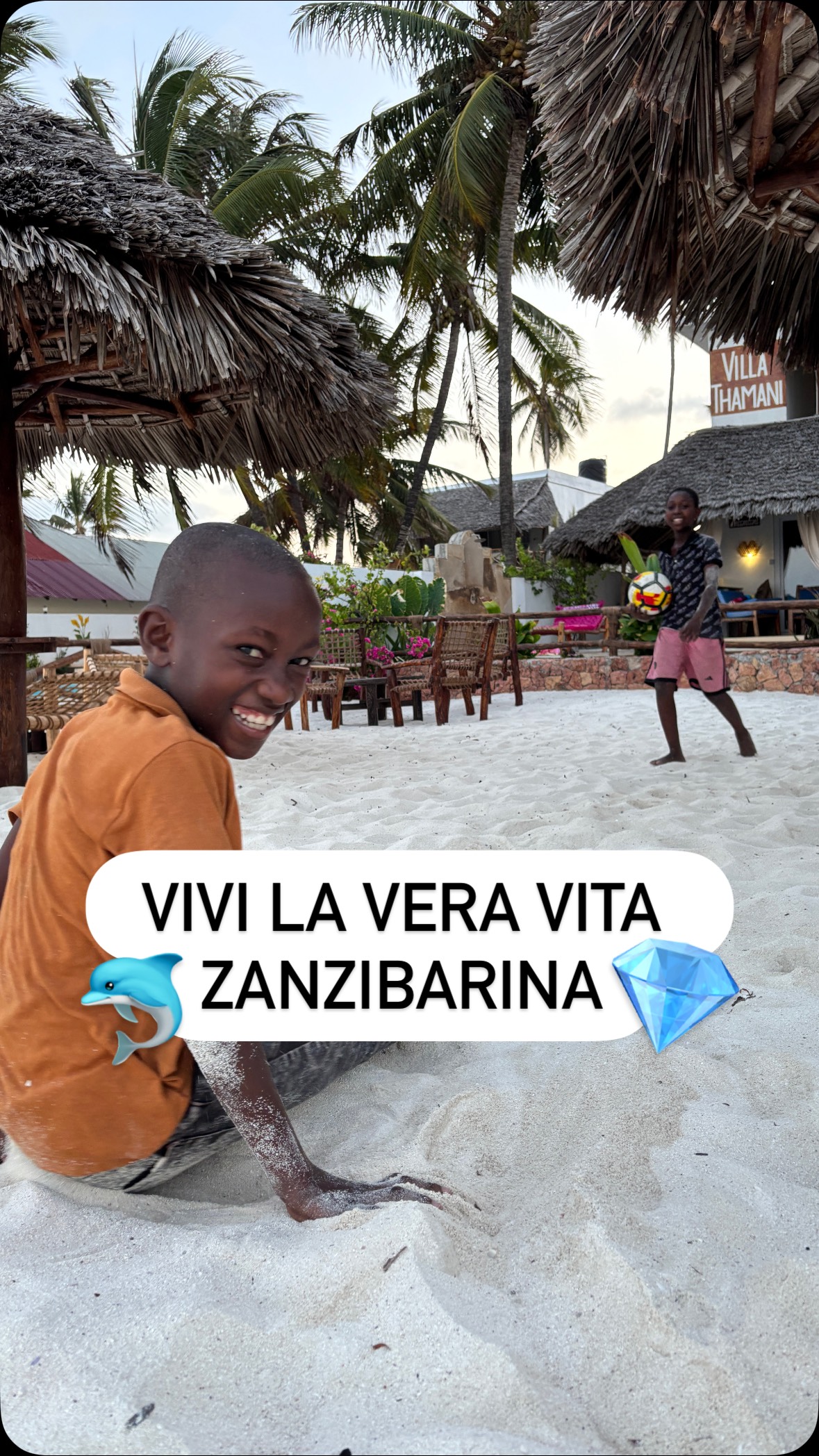 🌿 Vivi la vera Zanzibar, tutta in un solo luogo.
A Villa Thamani ti affacci sull’oceano e alle spalle hai il villaggio, con i suoi ritmi, sorrisi e tradizioni.
I tuoi bambini giocheranno con quelli del posto, tu potrai scoprire la vita locale insieme al nostro staff… mentre la spiaggia è proprio lì, davanti a te.
Una posizione strategica, nel cuore dell’isola, per esplorare Zanzibar in ogni sua sfumatura.
💛 Non è solo una vacanza. È un’esperienza vera.
📍Scopri di più su www.villathamani.com