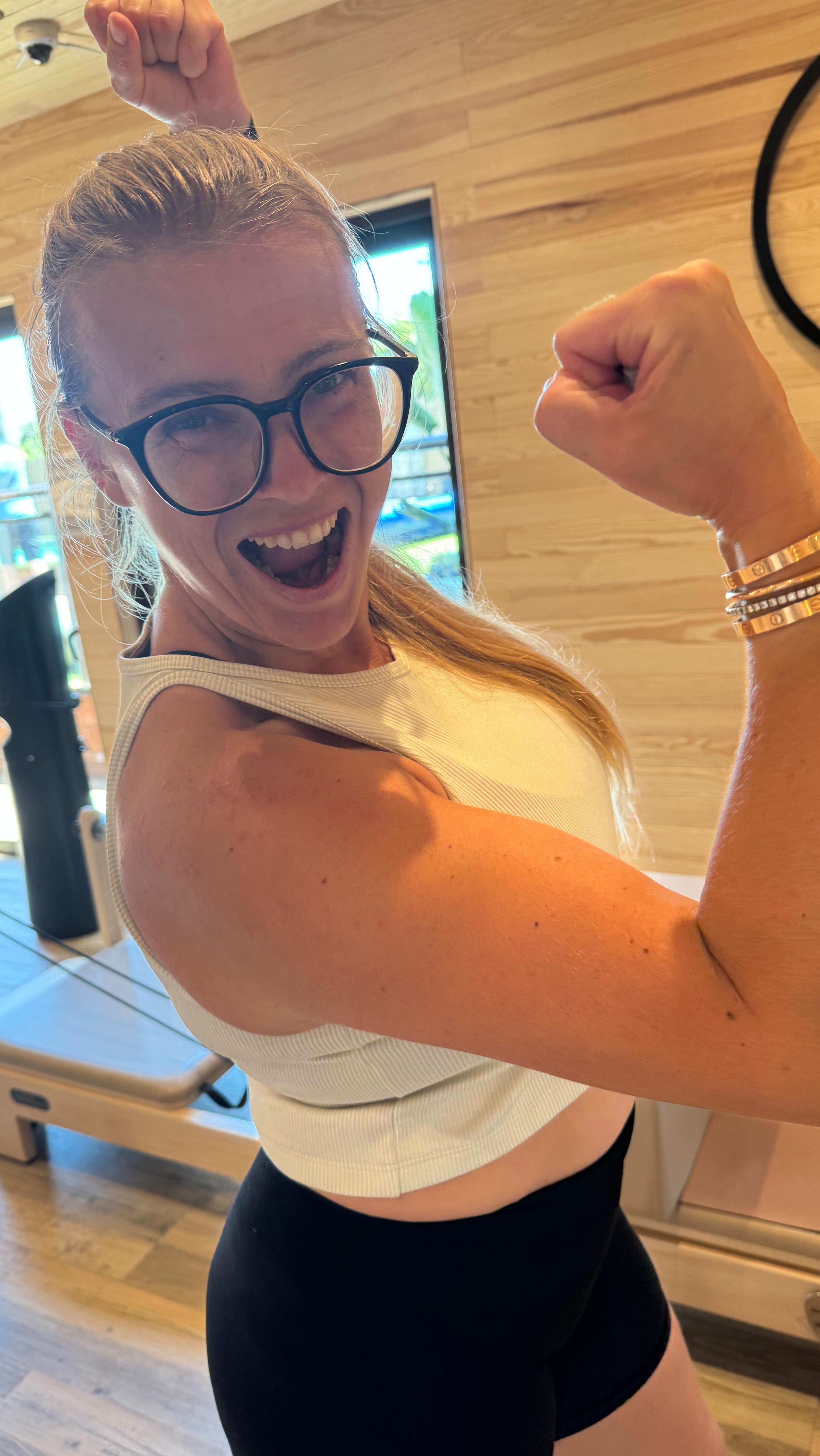 🚴♀️ Die neuen ZOE Sports Bikes – Innovation die Ergebnisse sichtbar macht!
Die neuen Bikes von ZOE Sports sind nicht einfach nur Trainingsgeräte – sie revolutionieren dein Workout. Basierend auf modernster Technologie vereinen sie Effizienz, Sicherheit und sichtbare Ergebnisse.
🔬 Innovative Technologie
• Funktionieren mit Vakuumdruck und Infrarotwärme
• Fördern die Durchblutung und aktivieren gezielt die Muskulatur
• Straffen das Gewebe, erwärmen die Muskulatur von innen und helfen,
• Cellulite sichtbar zu reduzieren – für glattere Haut und ein besseres Körpergefühl
• Minimieren das Verletzungsrisiko durch optimale Muskelvorbereitung
🧘♂️ Für jeden geeignet
• Ideal für Profisportler, Freizeitsportler, Anfänger, Hobbysportler
• Auch optimal für die Rehabilitation nach Verletzungen oder Operationen
• Gelenkschonendes Training bei gleichzeitig hoher Effektivität
⏱️ Maximale Ergebnisse in minimaler Zeit
• Bis zu 1.000 Kalorien verbrennen – in nur 30 Minuten
• Spürbare und sichtbare Ergebnisse bereits nach der ersten Einheit
⸻
✅ Fazit
Mit den neuen ZOE Sports Bikes erreichst du dein Fitnessziel schneller, sicherer und effektiver – egal ob du fitter werden, gezielt abnehmen oder aktiv gegen Cellulite vorgehen möchtest.
ZOE Sports – für alle, die mehr wollen als nur Bewegung.
#Fitness #zoesports #Trend #fitnesstrend #grünwald #sport #motivation #münchen #goodvibes #nextlevel #innovation