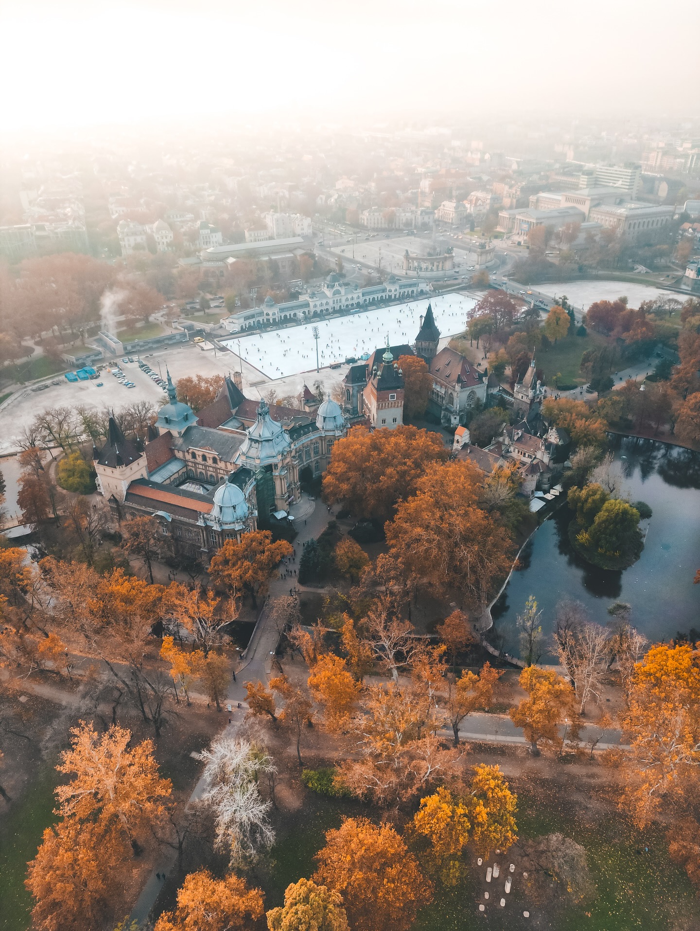 Mitten im Budapester Stadtwald versteckt sich eine Burg, die aussieht, als wäre sie einem Märchenbuch entsprungen: Vajdahunyad. Die meisten stolpern hier eher zufällig drüber, wenn sie im Stadtwäldchen oder rund ums Széchenyi-Bad unterwegs sind. Aber eigentlich lohnt es sich, gezielt herzukommen.
Die Burg ist ein ziemliches Kuriosum. Gebaut wurde sie ursprünglich gar nicht als richtige Burg, sondern als Teil der Milleniumsausstellung 1896. Die Ungarn wollten zeigen, was ihre Architektur so draufhat. Herausgekommen ist ein Mix aus verschiedenen Baustilen: Gotik, Renaissance, Barock und Romanik kombiniert in einem einzigen Bauwerk.
Inspiriert ist die Burg übrigens von der echten Burg Vajdahunyad, die heute in Rumänien steht. Deswegen wird sie auch gern als „Transsilvanien-Burg“ bezeichnet. Vampir-Feeling gibt es hier aber eher nicht. Dafür einen kleinen See, eine Zugbrücke, Türmchen und versteckte Ecken, die zum Fotografieren einladen.
Gerade im Frühling und Sommer wirkt das ganze Areal richtig idyllisch. Und falls Ihr zufällig zum Weihnachtsmarkt oder im Winter da seid, könnt Ihr auf dem zugefrorenen See Schlittschuh laufen. Und das mit Blick auf die Burgkulisse.
#Budapest #VajdahunyadCastle #Stadtwald #Ungarn #BudapestTravel #Reiseblog #Architekturliebe #HiddenGems #FokusFernweh #Citytrip #Burgromantik #Reisefotografie #EntdeckeBudapest #TravelMoments #ArchitekturFotografie