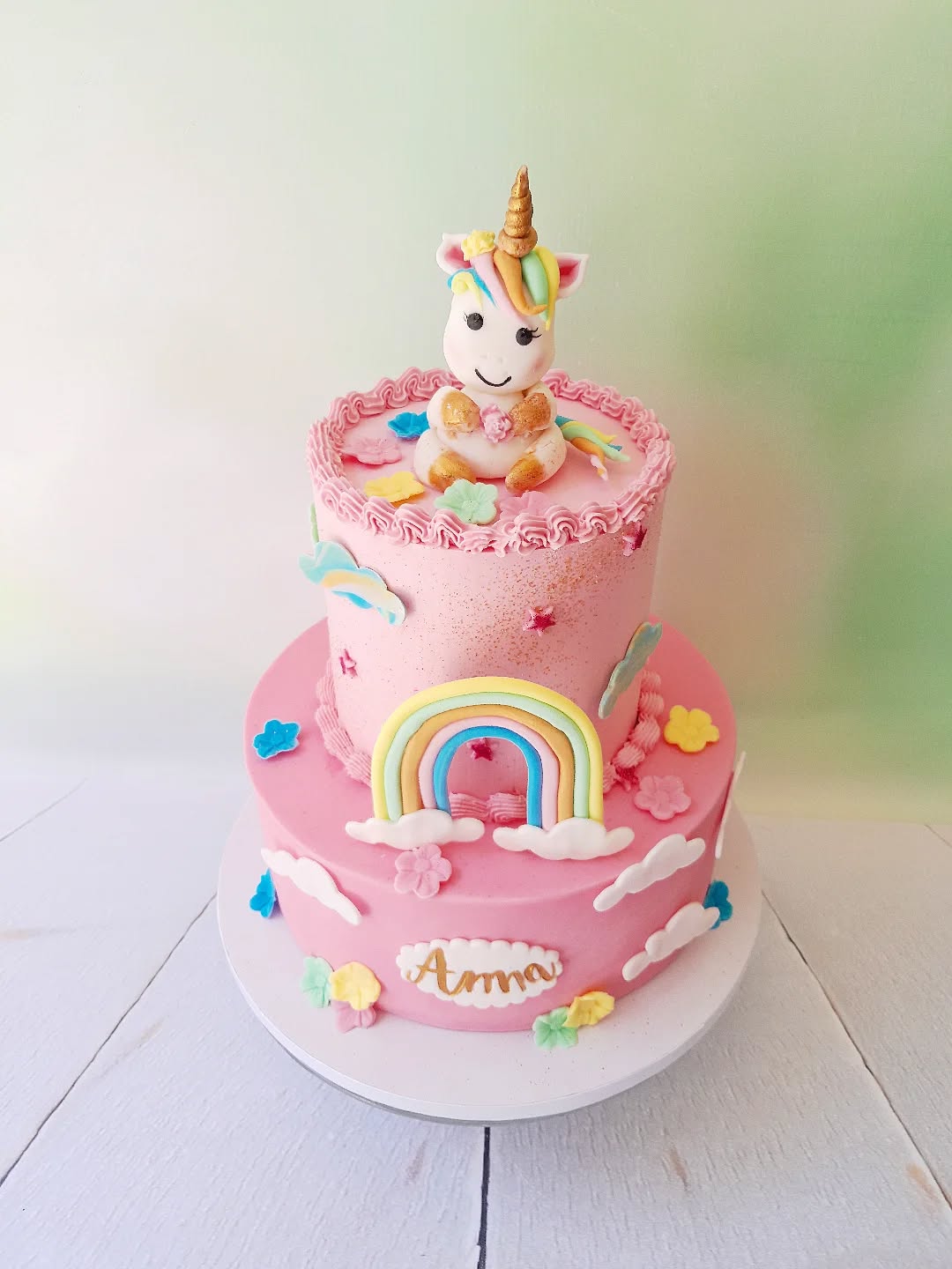 Des retrouvailles sucrées 🧁💖
Un peu de magie, beaucoup de douceur, et surtout… une jolie licorne pour fêter l’anniversaire d’une petite princesse 🦄🌈
Ce gâteau a une saveur toute particulière pour moi : il a été réalisé pour la fille d’un copain de lycée 💛
Quelle joie de voir que les chemins de la vie nous recroisent, et que mon métier me permette de retrouver des visages connus de l’enfance ! Aujourd’hui, c’est à notre tour de gâter nos enfants avec de beaux (et bons !) gâteaux 🎂
À l’intérieur ? Une crème chantilly mascarpone à la vanille et des framboises fraîches – parce que j’adore travailler les fruits de saison – et beaucoup d’amour 💕
J’aime donner vie aux personnages en sucre, et cette licorne toute en douceur a été adoptée instantanément 🦄✨
Merci pour votre confiance, pour vos sourires, et pour ces doux retours en arrière qui font chaud au cœur 🥰
#laperlerarecakedesign #gateaudanniversaire #cakeartist #licornecake #gateauxurmesure #gateaulicorne #gateaufaitmain #framboisevanille #cakeart #gâteaupersonnalisé #souvenirsd’enfance #patisserielyon #momentsmagiques #lyon #oullins #pierrebenite