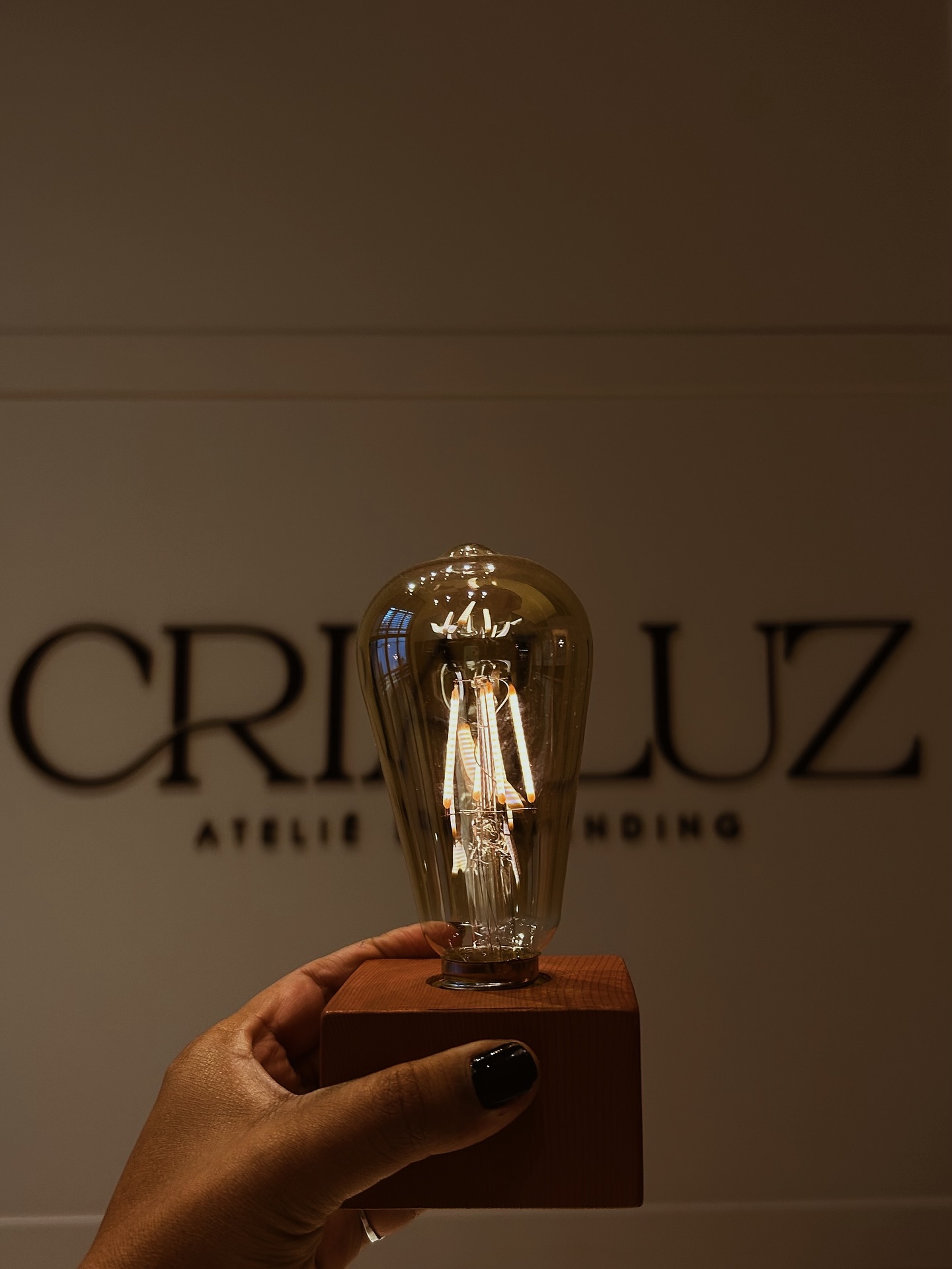 Não se faz branding sem entender de gente! ✨
Isso ficou evidente pra mim de um jeito simples.
Reunimos mulheres de áreas e vivências completamente diferentes. Não tinha pauta, não tinha palco, só presença. Foi o suficiente para que conversas profundas surgissem, sobre o que realmente move uma marca: pessoas.
Porque marca não é o que a gente posta.
É o que a gente transmite, sustenta, comunica, mesmo quando não está falando.
Falar de branding é falar de escuta. E isso exige gente inteira, disposta a construir e sustentar relações verdadeiras, dentro e fora da empresa.
O encontro de ontem me lembrou que a marca só se fortalece quando quem está por trás dela está presente. E que o maior ativo de uma marca é, sempre, quem a constrói.
Obs: E depois de tudo ainda jogamos UNO! 🤣
É no off que a magia acontece. ✨