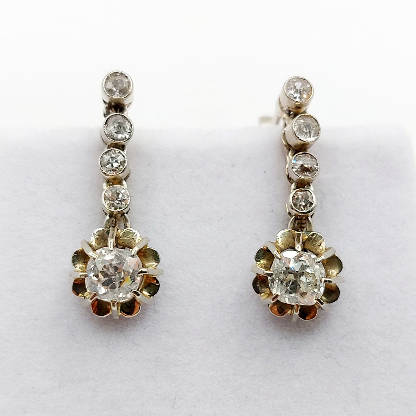 /// SOLD /// French antique sleepers earrings 18k white gold set with 0.84 carats of old mine cut diamonds in prong settings topped with a line of old cut diamonds (circa 1920) dormeuses
PRICE : 1120€
Magnificent French goldsmith work
Size: 20 x 7.5 mm
Weight: 3.37 g
Main diamond size: approximately 4.1 x 4.1 x 3 mm (estimated at 0.30 carats each)
Secondary diamond size (8x): approximately 2 mm (estimated at 0.24 carats total)
Main diamonds in very good condition, with a few tiny natural inclusions visible under a magnifying glass
Micro-scratches from use
Eagle's head hallmark almost completely erased (French hallmarks)
#diamondearrings #oldminecutdiamond #diamondsleepers #diamondleverback #leverbackearrings #leverbackearrings #dormeuses #trempleuse #bouclesdoreilles #bouclesdoreillesdiamant #diamant #diamond #antiquediamondearrings #dormeuse #dormeuses