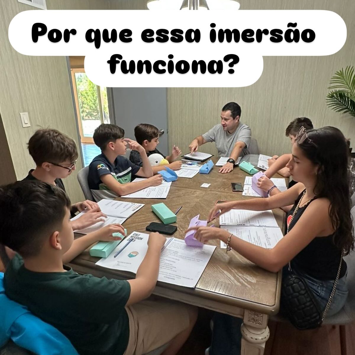 Porque não é só uma viagem.
É um ambiente de aprendizado.
Porque o inglês aqui não é uma matéria. É o idioma da diversão, de pedir mais ketchup, de arriscar uma conversa com desconhecidos.
Cada atividade, cada lugar, cada missão foi pensada pra criar uso real, conexão real e crescimento real.
Esses alunos não estão “estudando” inglês.
Eles estão vivendo o inglês.
E é assim que se constrói confiança.
Ah, e em 2026, tem a versão pra adultos. Vancouver, Canada, com o mesmo cuidado.
Já tá acontecendo.
#CaliforniaMission #EnglishImmersion #AgentsInAction #PorQueFunciona #InglêsNaPrátia