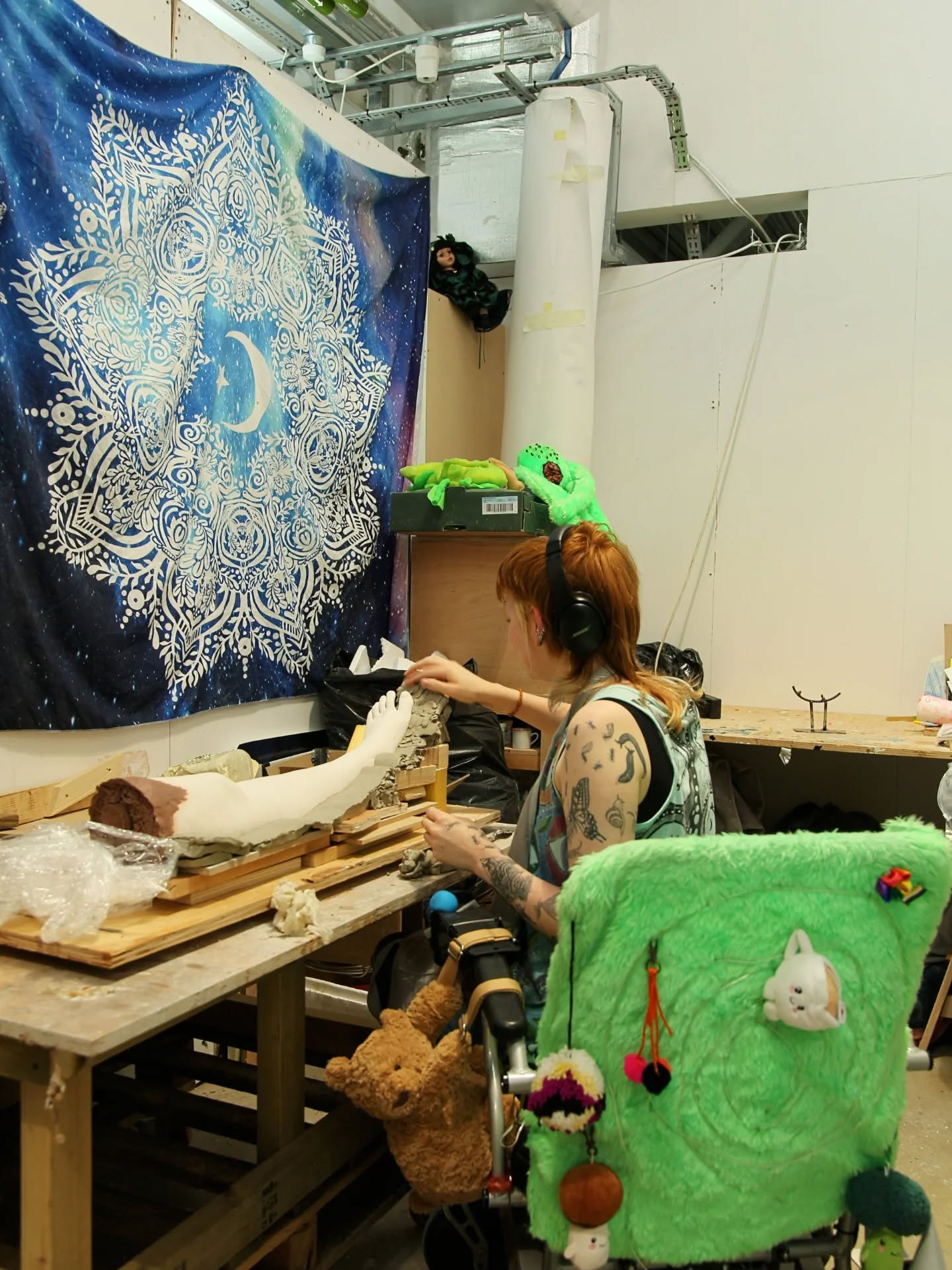 Some super wonderful studio shots @eveaspland featuring the some of the process of making 'pain'
Image description: These images show amber sitting in their neon green wheelchair, decorated with teddies, sculpting clay around a plaster leg.They are in the art studio surrounded by lots of different art work.
#ruskinschoolofart #ruskin #degreeshow #art #artist #legs #mouldmaker #sculpture #mixedmedia #artstudent #bfa #undergraduateart #fineart #youngartist #makupinspo #outfitinspo #chronicpain
#chronicillness #disabled #disabledartist #pain #studio #wheelchairuser #studiophotography
#crutches #bedbound