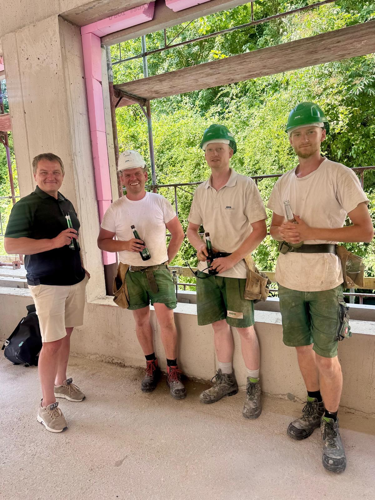 Nach 2 Jahren intensiver Planung eines spannenden Projekts am/im Wasser lud der Bauherr nach unfallfreier Bauzeit zur Gleichenfeier ein! Ein großes Lob und Dankeschön an Josef Steinbichler und Hans Peter Brandecker und sein Team!