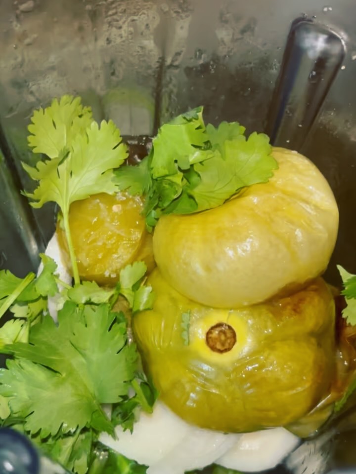 Tomatillos, serranos, cilantro, onion, garlic and lime juice make the perfect salsa verde! Roast the tomatillos, serranos and onions and add the remaining ingredients with salt to taste and you will have the freshest verde that you can top on practically anything!
#richmondfood
#allvegan
#rvavegans
#rvavegan
#salsaverde
#tomatillos
#greensauce
#veganeatswithbri
#freshingredients
