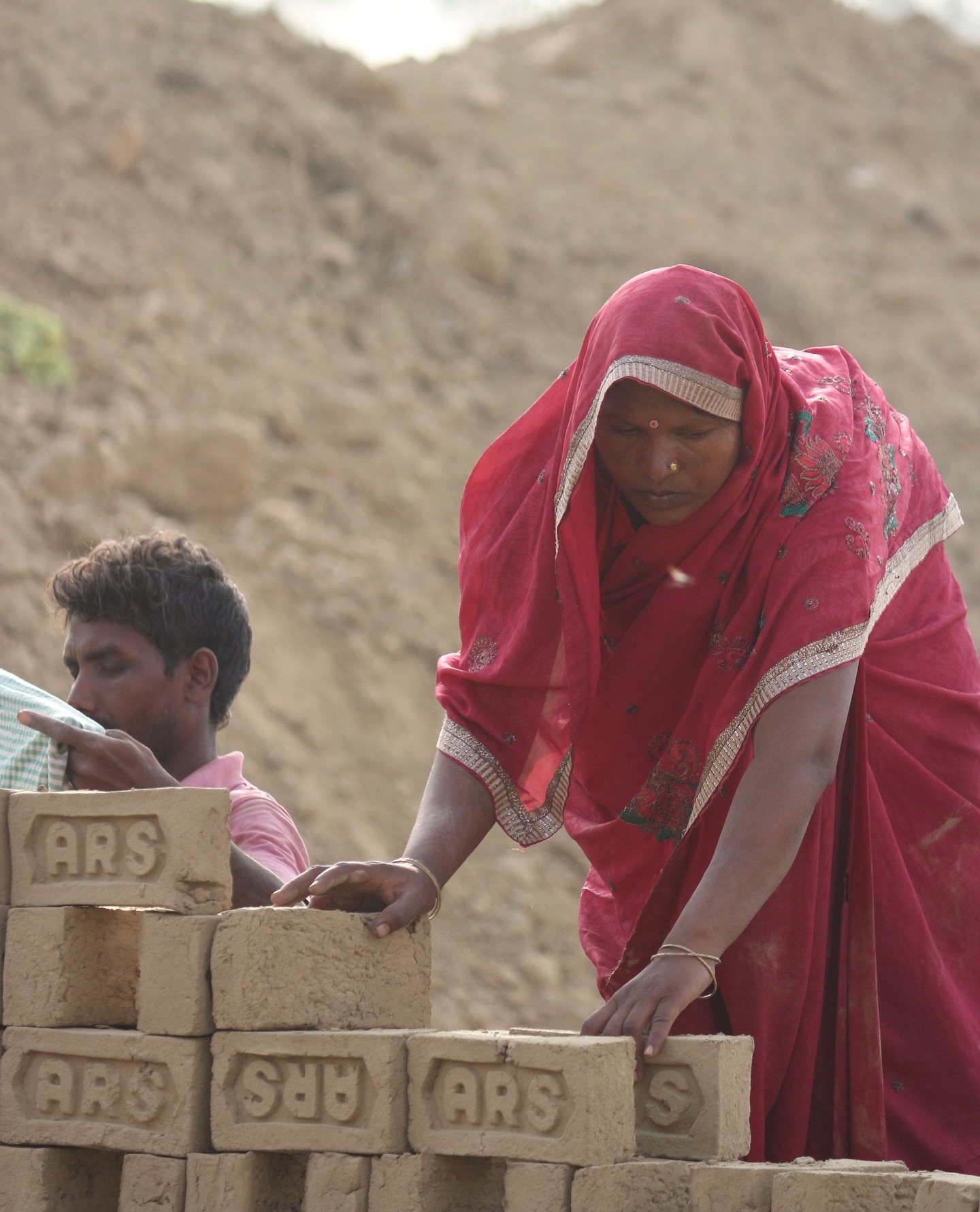 Jab villages ke aas-paas eent bhattho par kaam karne ke liye migrant labours aate hain, toh woh wahan apne kaam ki expertise ke saath aur bhi kuch laate hain jaise ki:
🌾 Chhoti shops aur local market ki raunak badhti hai
🚌 Transport aur services develop hoti hain
💊 Medicines aur health related services ki demand badhti hai
📚 Schools mein naye bacche aate hain
🍎 Fruits, vegetables aur groceries khareedte hain
🛤️ Mel-milaap aur dosti ki nai rahein khulti hain
Ye eent bhatthon par kaam karne wale kaamgaar sirf eente nahi banate, balki gaon ki economy bhi badhaate hain.
Toh agar hum bhi in par invest karein —
✔️ Inke bacchon ke liye sahi shiksha
✔️ Inke rahne ke liye safe aur surakshit jagah
✔️ Swachh khana aur swacch paani
✔️ In tak sarkaari sevaayon ka laabh
Toh ye bhi rural development mein apna yogdaan de sakte hain.
Isliye iss #RuralDevelopmentDay, un haathon ke liye bhi haath badhaayein jo apne haathon se hamaare ghar aur gaon banaate hain!
Badlaav se grameen vikas ki oar badhein. Click karein https://www.buniyaadinitiative.in/
#brick #brickkiln #bhatte #bhatthe #eeth #inth #migrant #migrantlabourers #migrantworkers #ruraldevelopment #uttarpradesh #UP #bricks #brickbybrick #theartofthebrick #brickwalls #labour